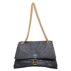BALENCIAGA Crush Medum Umhängetasche aus schwarzem strukturiertem Leder mit goldener B-Kette