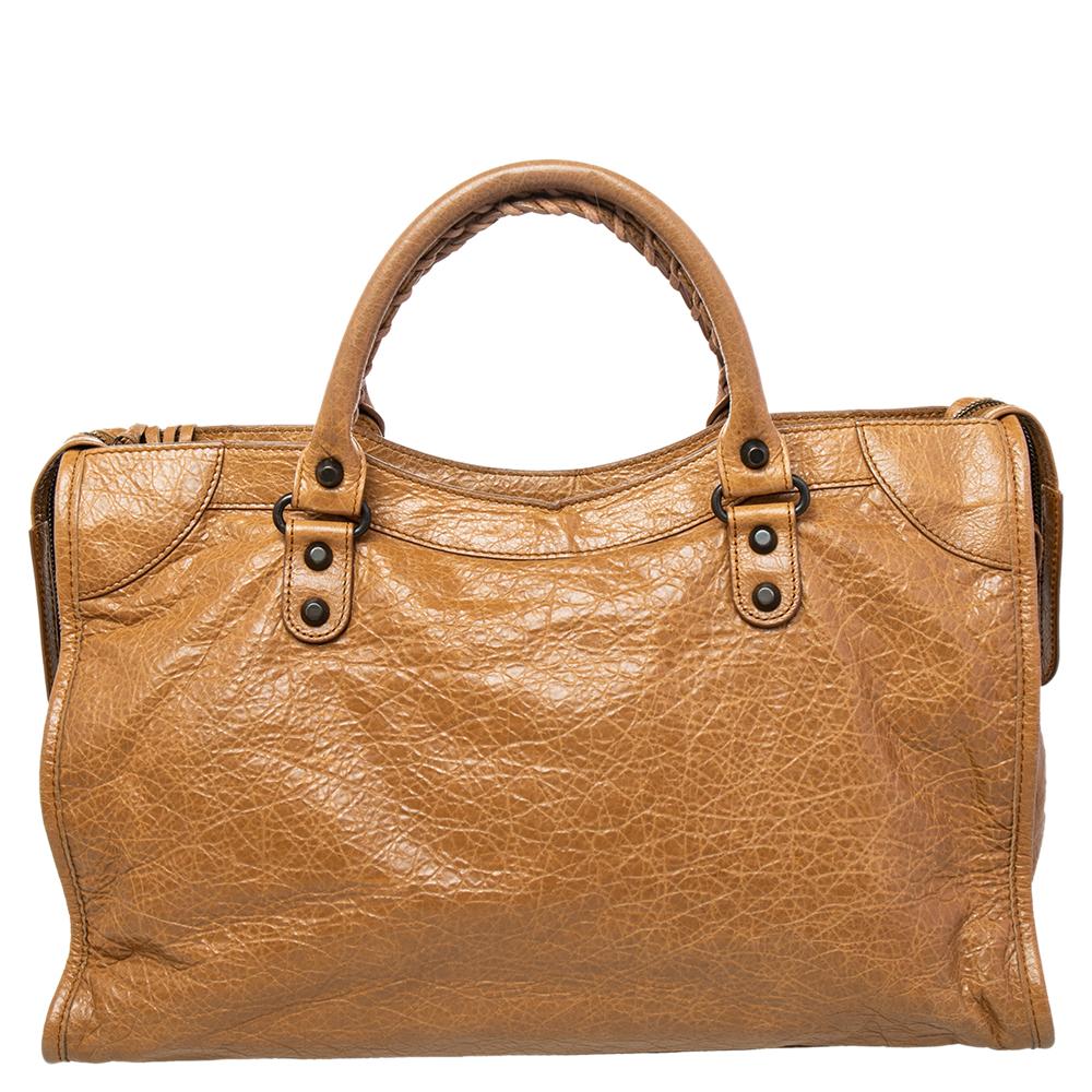Balenciaga ist bekannt für seine fein gearbeiteten Produkte und die City-Taschen sind eines davon. Diese mühelose und stilvolle Ledertasche wird Ihr Lieblingsstück für viele Gelegenheiten sein. Sie hat die charakteristischen Details wie Schnallen::