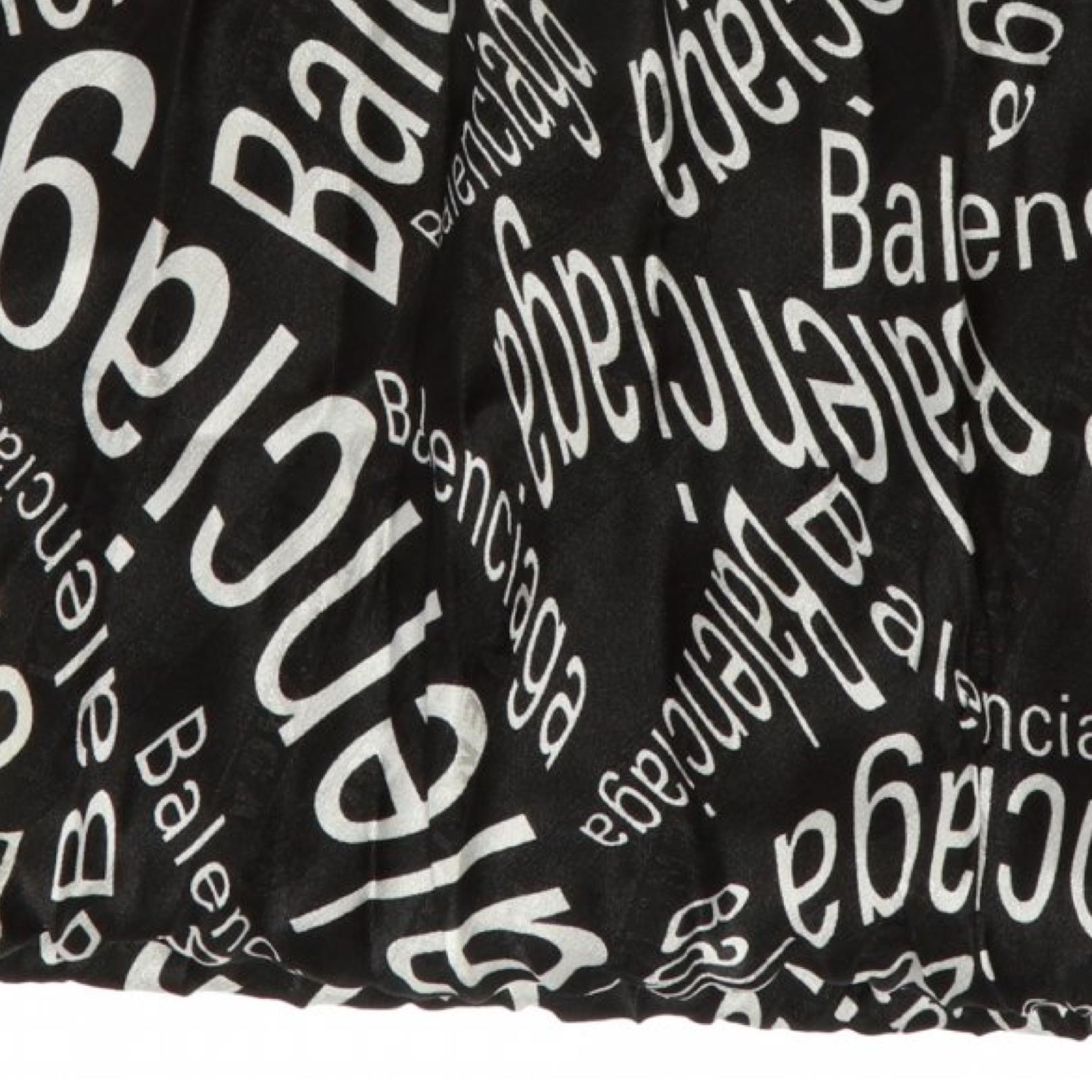 Black scarf from Balenciaga. Made of silk. Decorated with an embroidered and printed logo pattern in white and neon green.

COLOR: Lemon/black
MATERIAL: Silk
ITEM CODE: 576157
MEASUREMS: 70 x 200 cm
CONDITION: Brand new

Made in Italy
