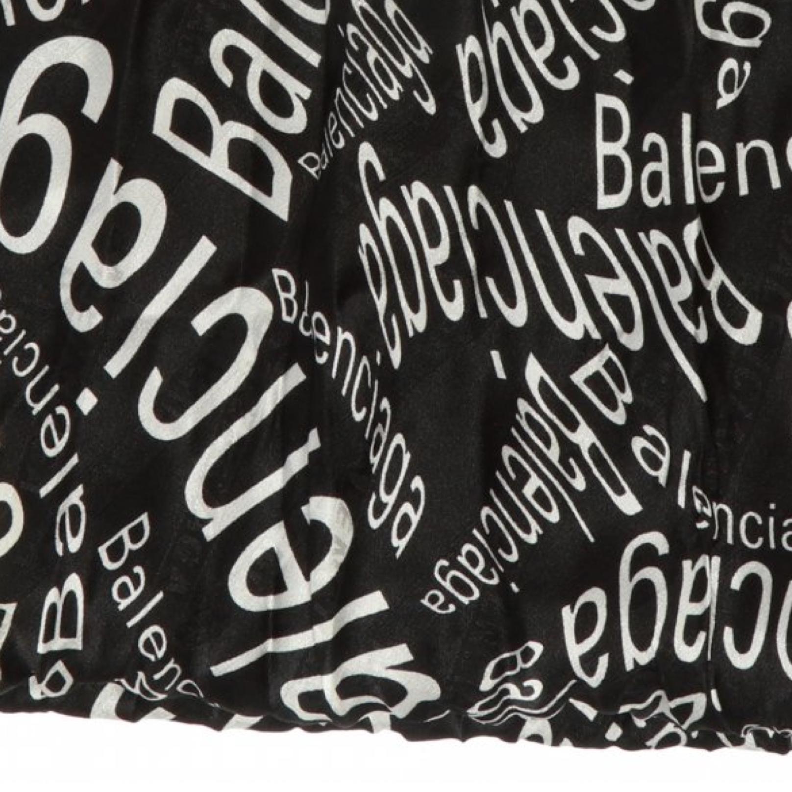 Pañuelo negro de Balenciaga. De seda. Decorada con un logotipo bordado y estampado en blanco y verde neón.

COLOR: Limón/negro
MATERIAL: Seda
CÓDIGO ARTÍCULO 576157
MEDIDAS: 70 x 200 cm
ESTADO: Nuevo

Fabricado en Italia