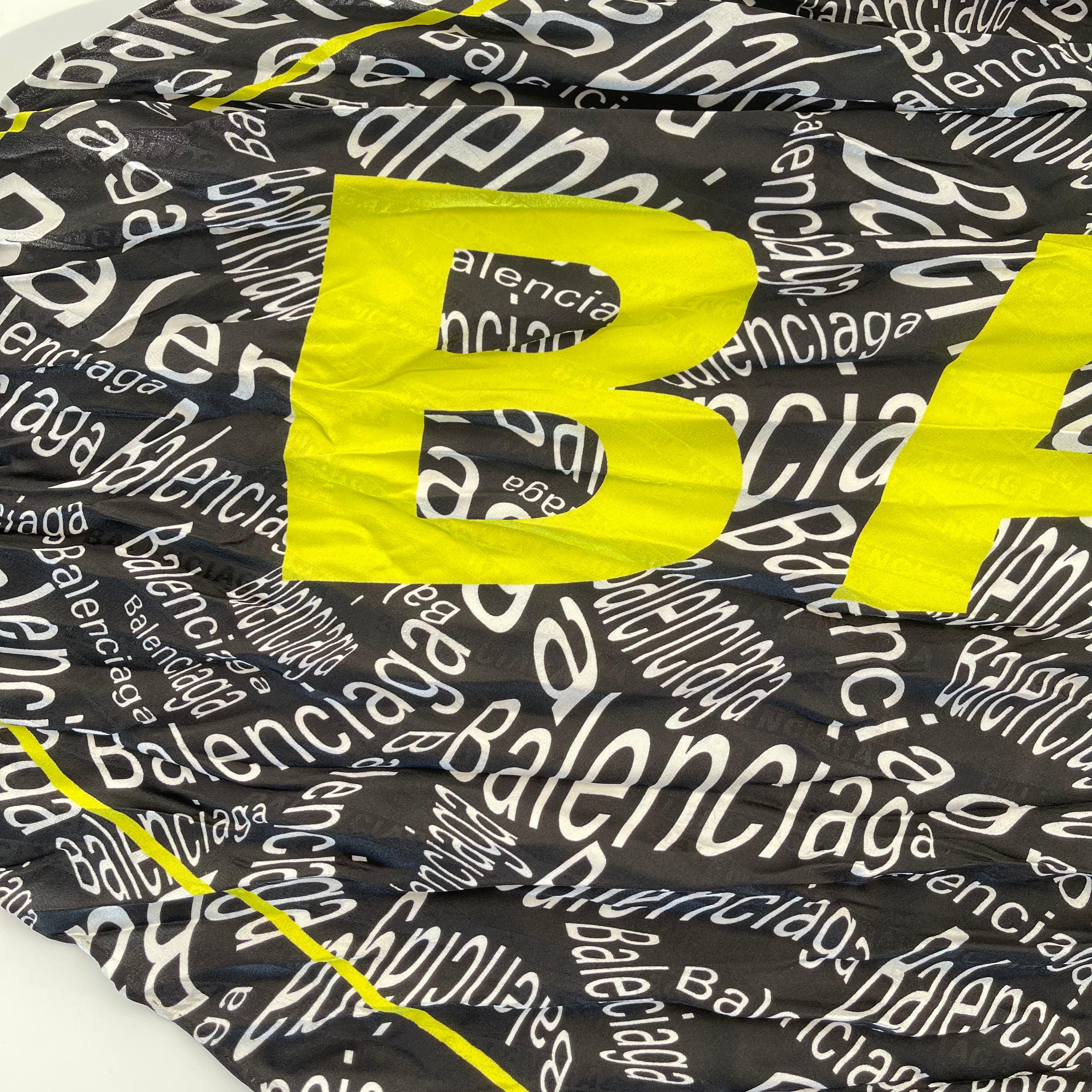 Balenciaga Curved Logo Typo Cropped Pañuelo Negro Foulards Neckerchief (576157) en Excelente estado para la venta en Montreal, Quebec