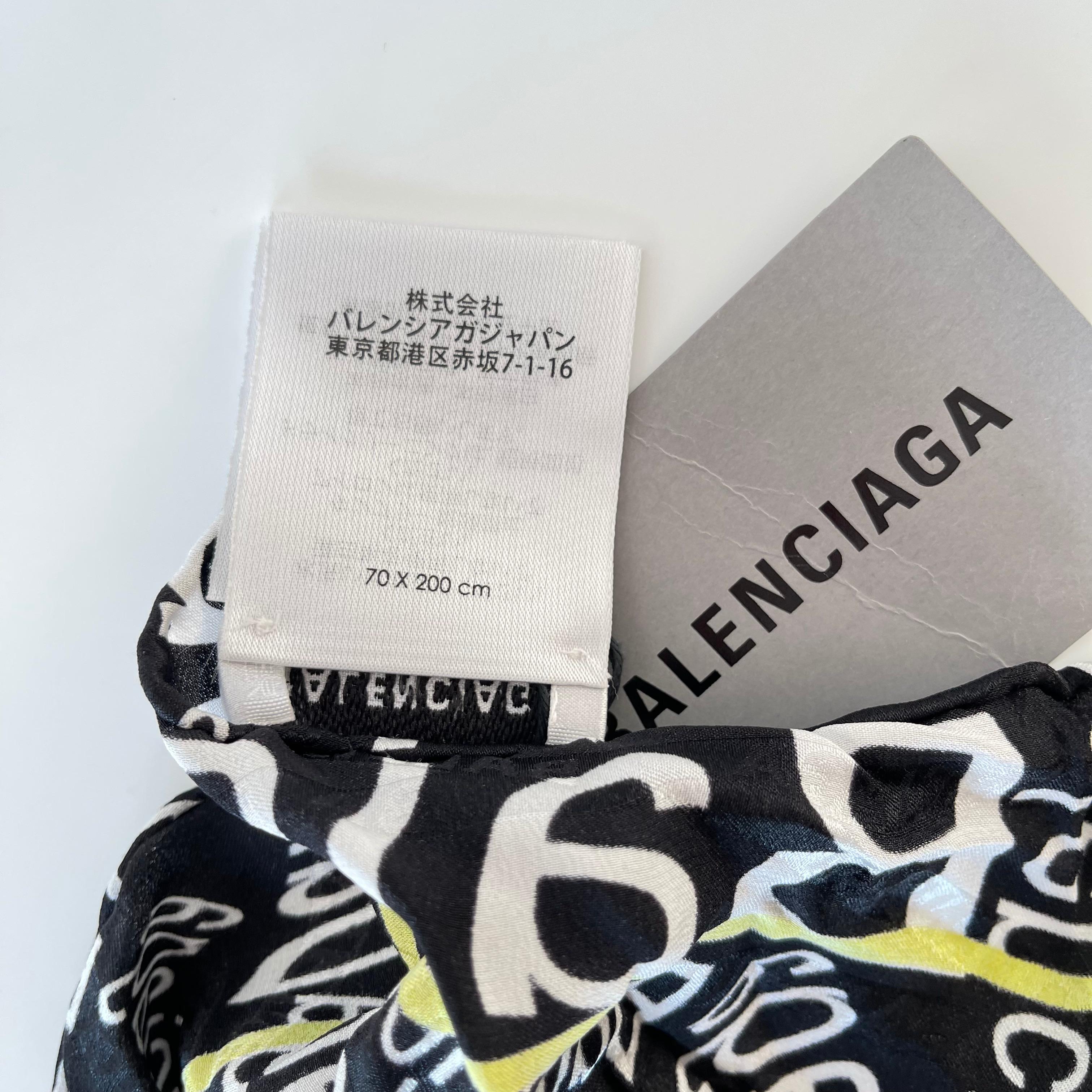 Balenciaga Curved Logo Typo Cropped Black Scarf Foulards Neckerchief (576157) In Excellent Condition For Sale In Montreal, Quebec