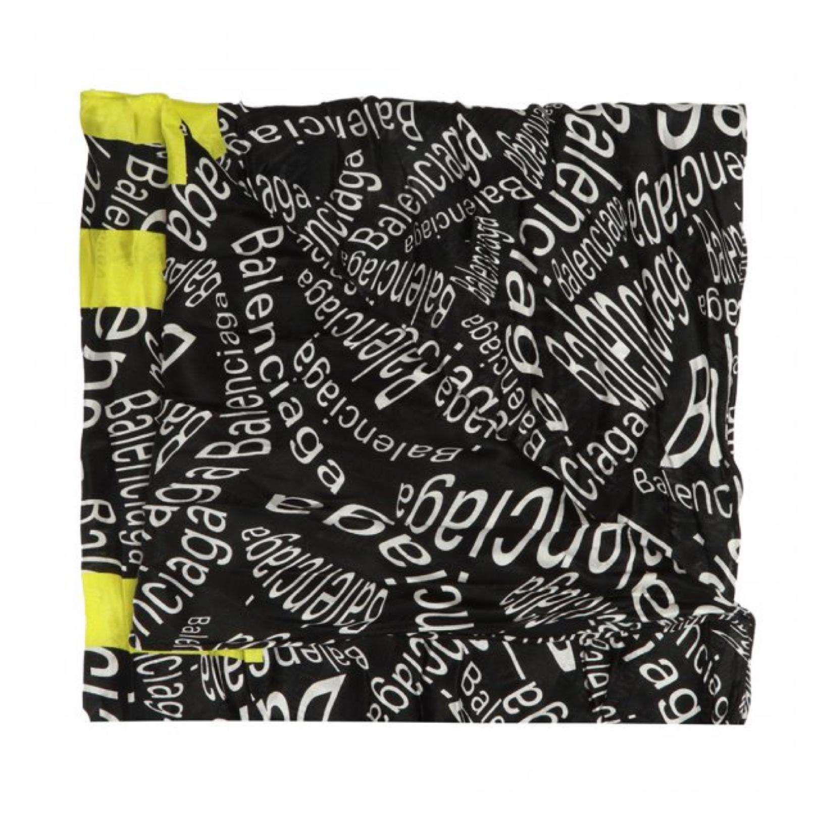 Balenciaga - Écharpe noire courte à logo courbé Typo et foulard à volants  (576157) En vente sur 1stDibs
