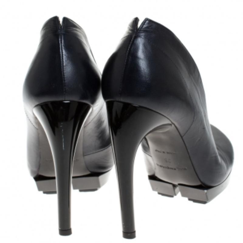 Robustes et durables, ces escarpins en cuir confèrent une touche sophistiquée à votre look. Faites parler de vous avec cette paire d'escarpins signée Balenciaga. Cette élégante paire d'escarpins bleus est l'incarnation même de l'exquise.