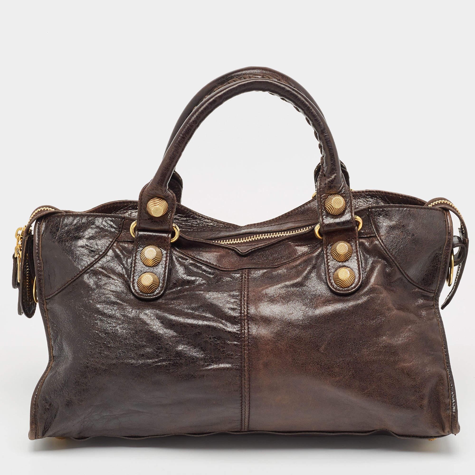 Displaying exquisite craftsmanship, this fabulous bag will certainly live up to your expectations. Featuring a chic design, it is made from luxe materials and has a roomy interior for carrying your essentials.

Includes: Original Dustbag, Detachable