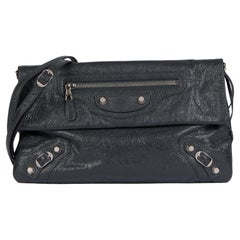 BALENCIAGA Pochette à bandoulière enveloppe en cuir d'agneau gris foncé Agneau