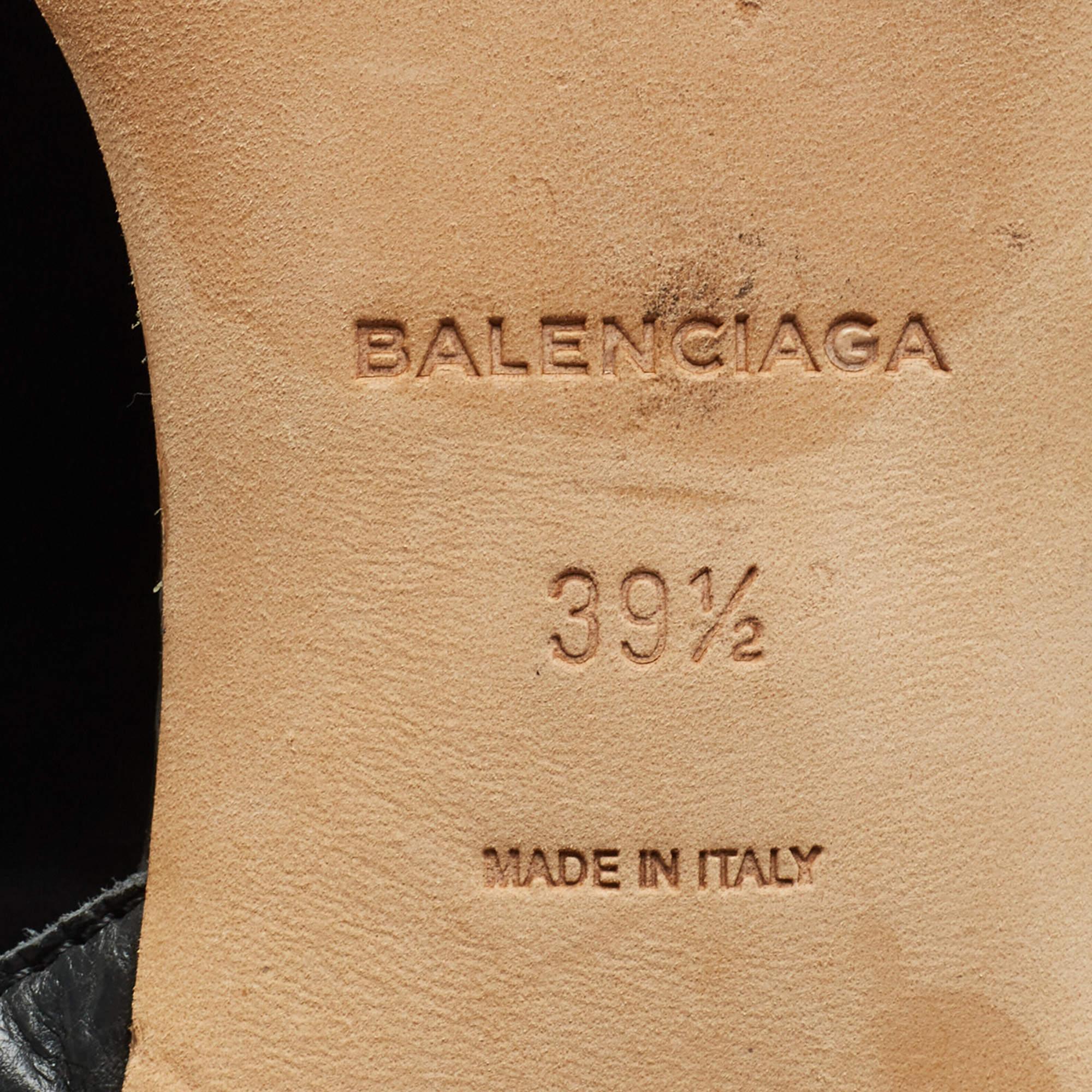 Balenciaga - Sandales plates cloutées en cuir gris foncé, taille 39,5 en vente 3