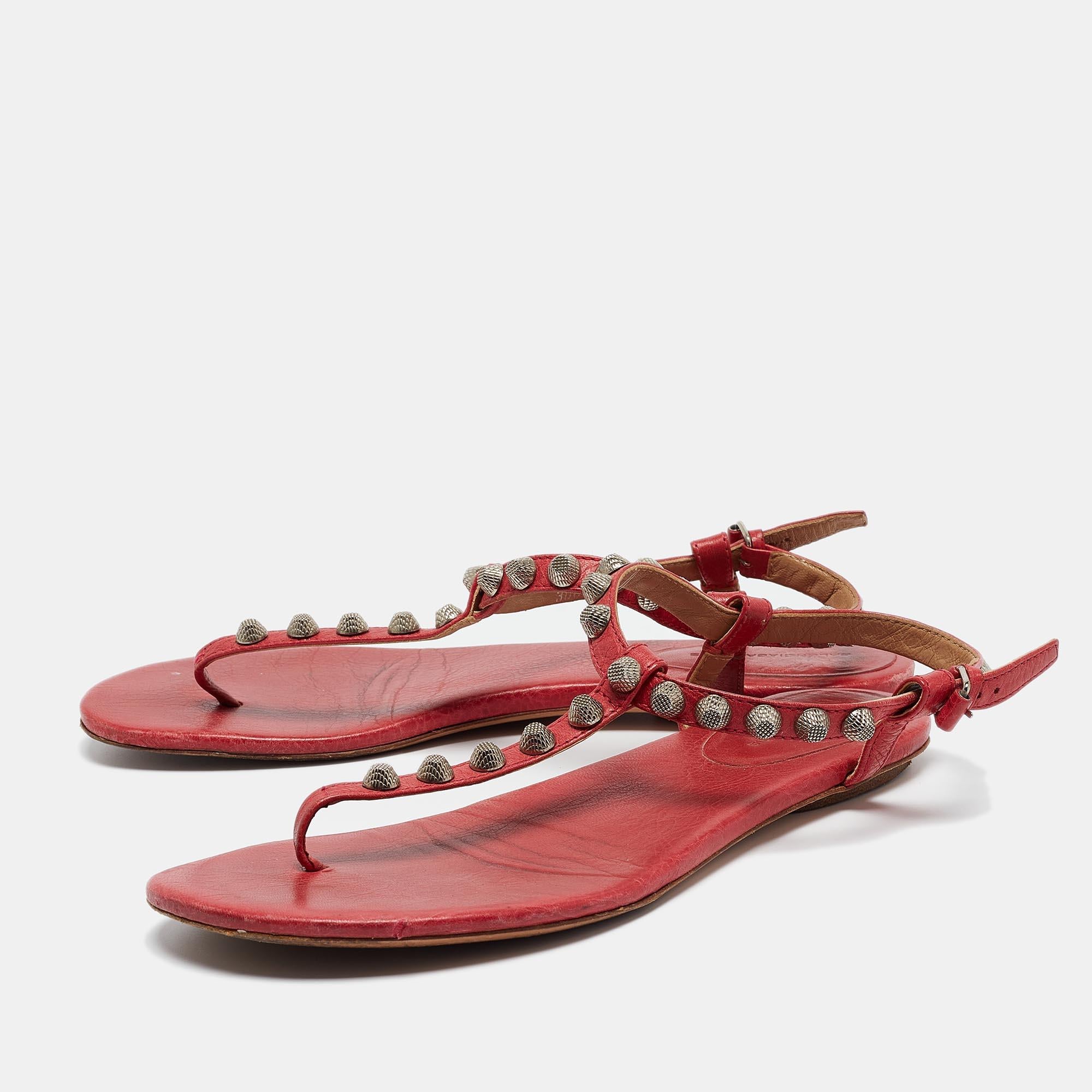 These sandals will offer you both luxury and comfort. Made from quality materials, they come in a versatile shade and are equipped with comfortable insoles.