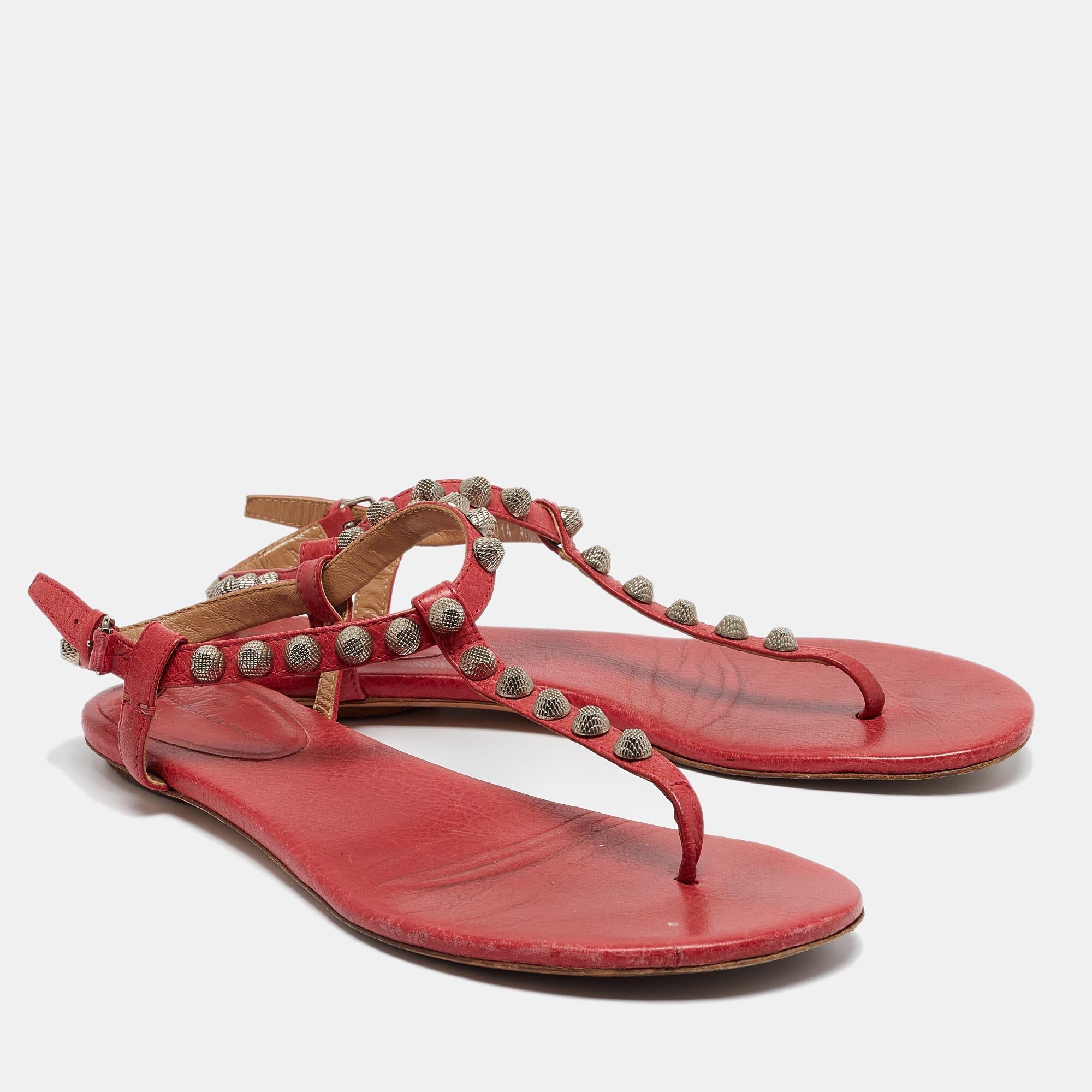 Balenciaga Dark Pink Leather Studded Thong Flat Sandals Size 40 In Good Condition In Dubai, Al Qouz 2