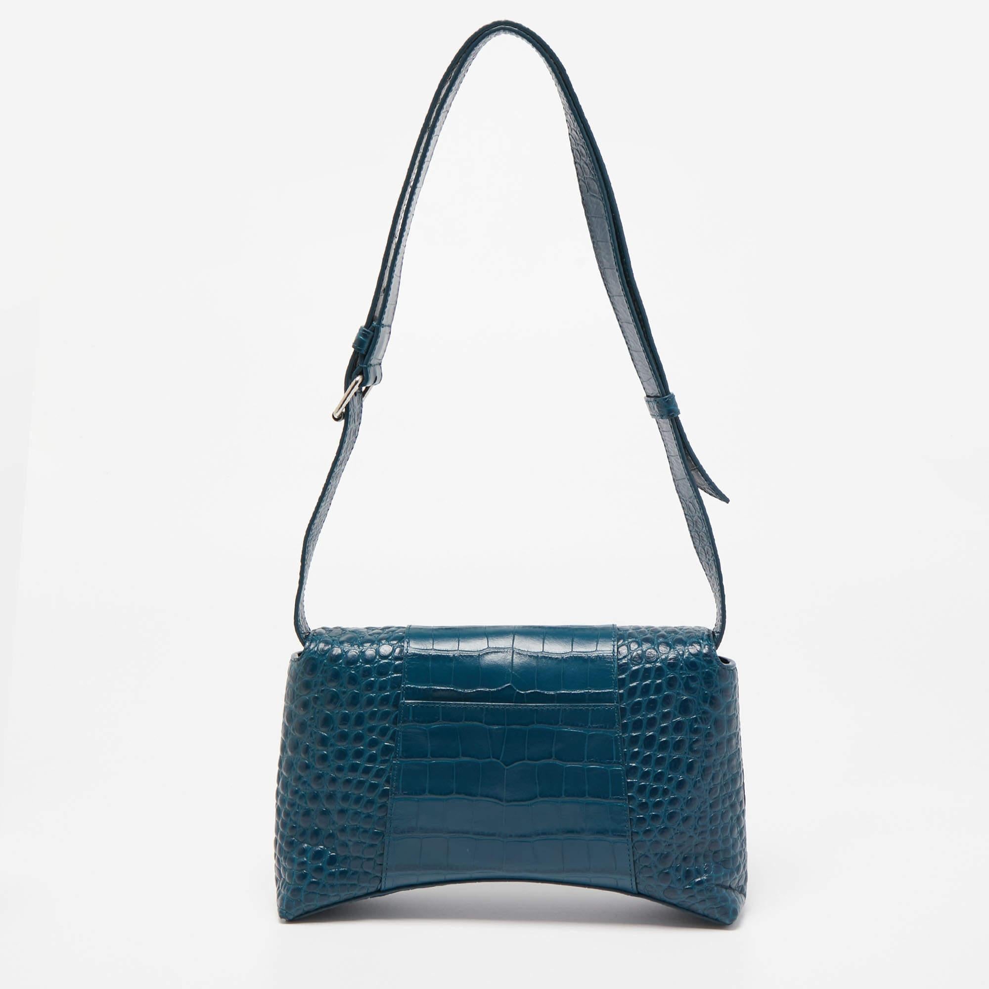 For a look that is complete with style, taste, and a touch of luxe, this shoulder bag is the perfect addition. Flaunt this beauty on your shoulder at any event and revel in the taste of luxury it leaves you with.

Includes: Original Dustbag, Info