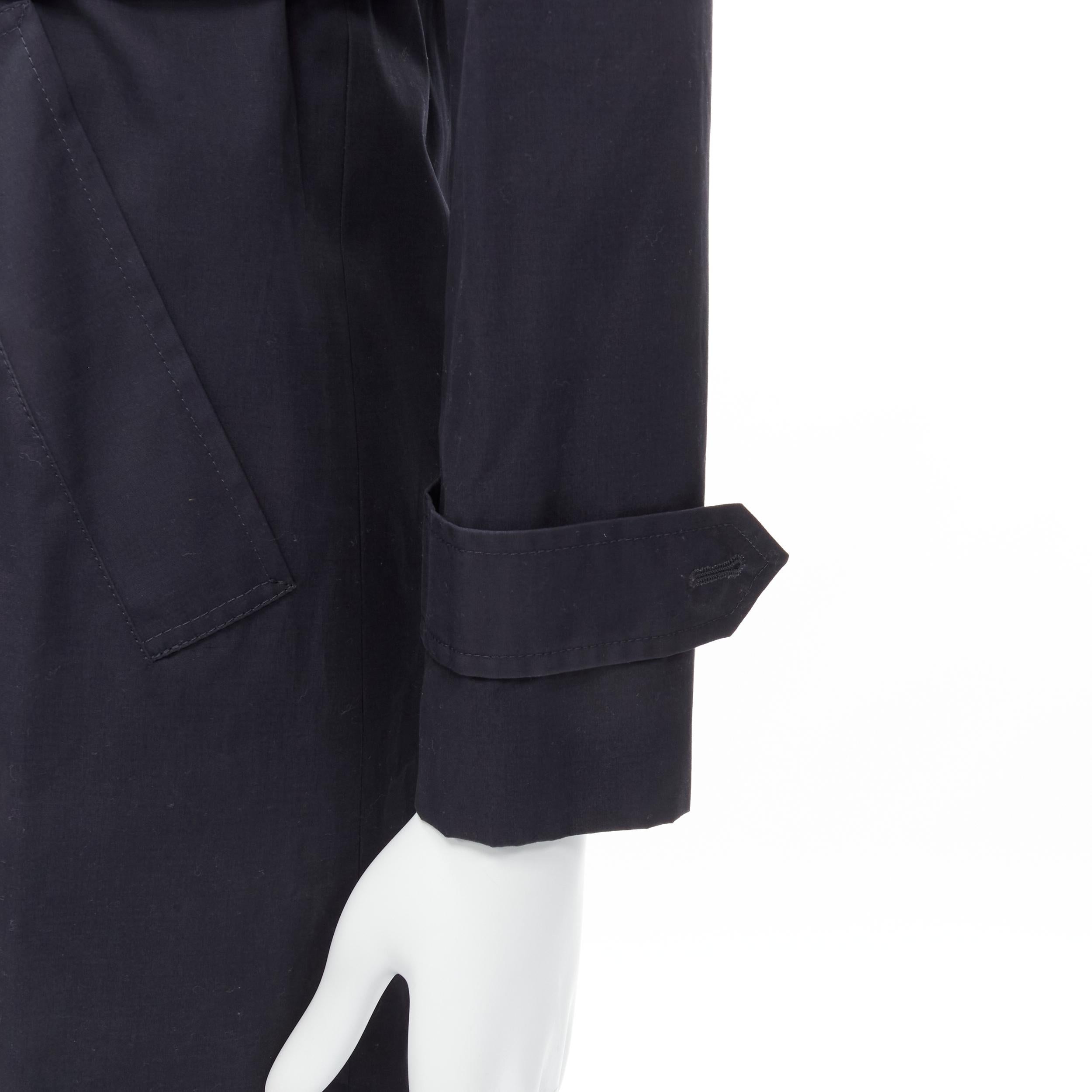 BALENCIAGA DEMNA - Trench-coat en coton bleu marine à boutons fermés et ceinture FR46 S, 2016
Marque : Balenciaga
Designer : Demna
Collection : 2016 
Matériau : Coton
Couleur : Marine
Motif : Solide
Fermeture : ceinture
Détail supplémentaire :