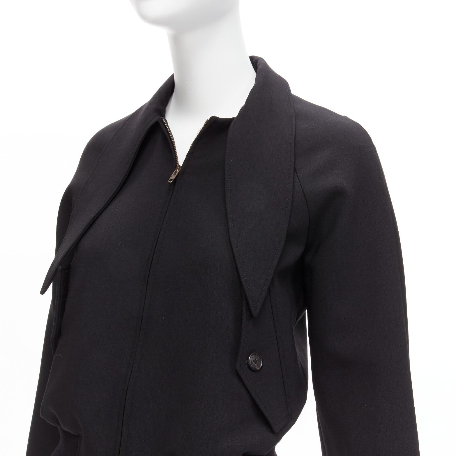 BALENCIAGA Demna 2017 black wool bow tie neck raglan bomber jacket FR34 XS
Reference: TGAS/D00395
Brand: Balenciaga
Designer: Demna
Collection: 2017
Material: Wool, Blend
Color: Black
Pattern: Solid
Closure: Zip
Lining: Black Fabric
Extra Details: