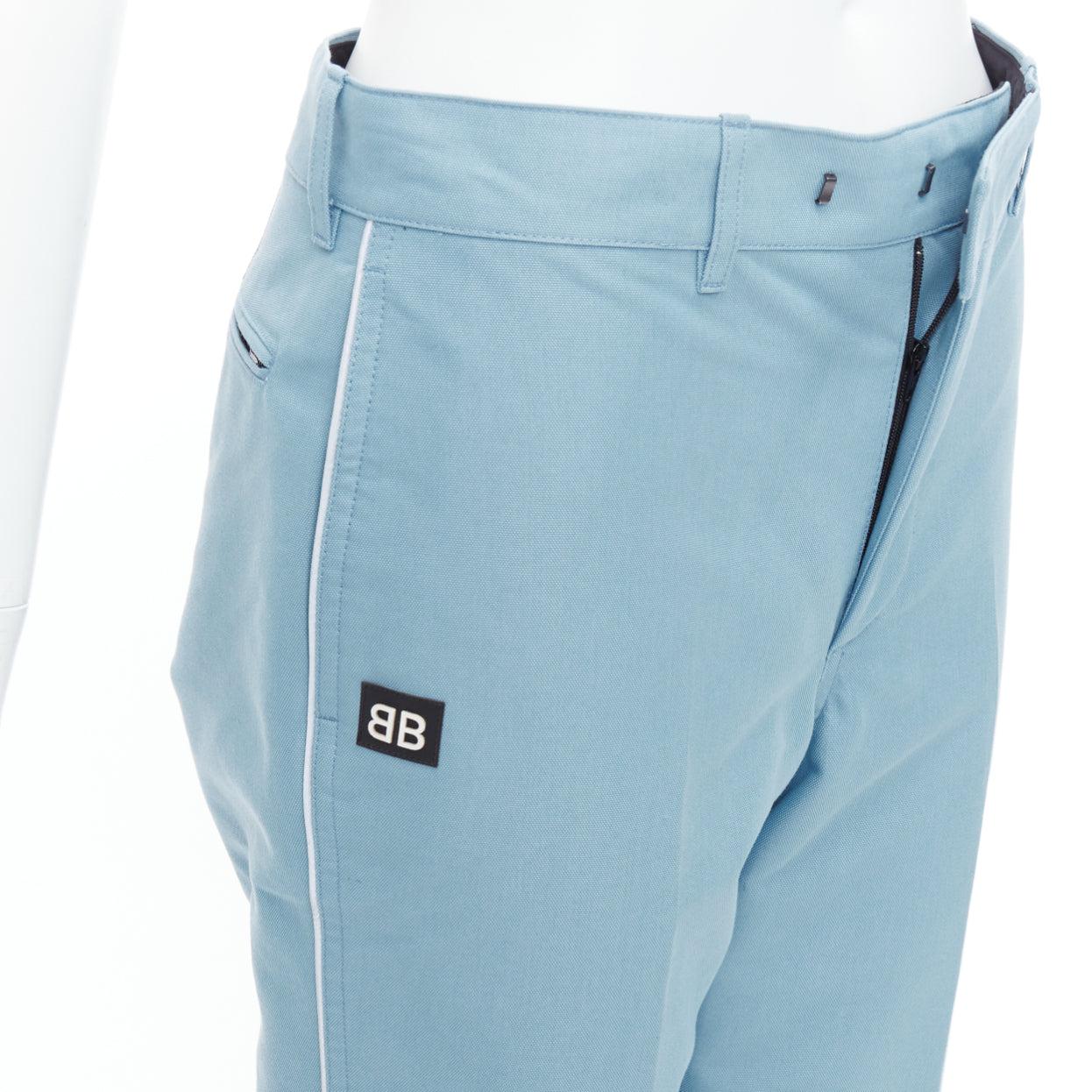 Balenciaga Demna 2017 pantaloni affusolati BB blu chiaro con logo in gomma FR34 XS
Riferimento: MECG/A00112
Marchio: Balenciaga
Designer: Demna
Collezione: 2017
Materiale: Poliammide, misto
Colore: Blu, Nero
Modello: Tinta unita
Chiusura: Zip