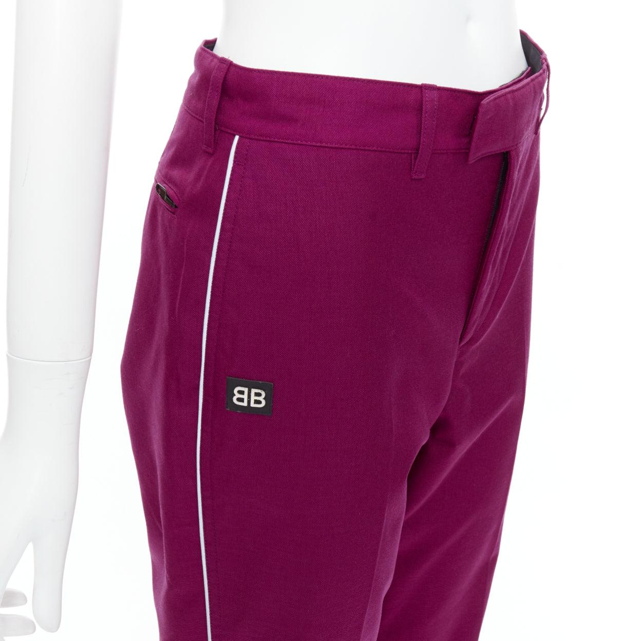 Balenciaga Demna 2017 pantaloni affusolati in gomma BB viola con logo FR34 XS
Riferimento: MECG/A00113
Marchio: Balenciaga
Designer: Demna
Collezione: 2017
Materiale: Poliammide
Colore: viola, nero
Modello: Tinta unita
Chiusura: Zip Fly
Dettagli