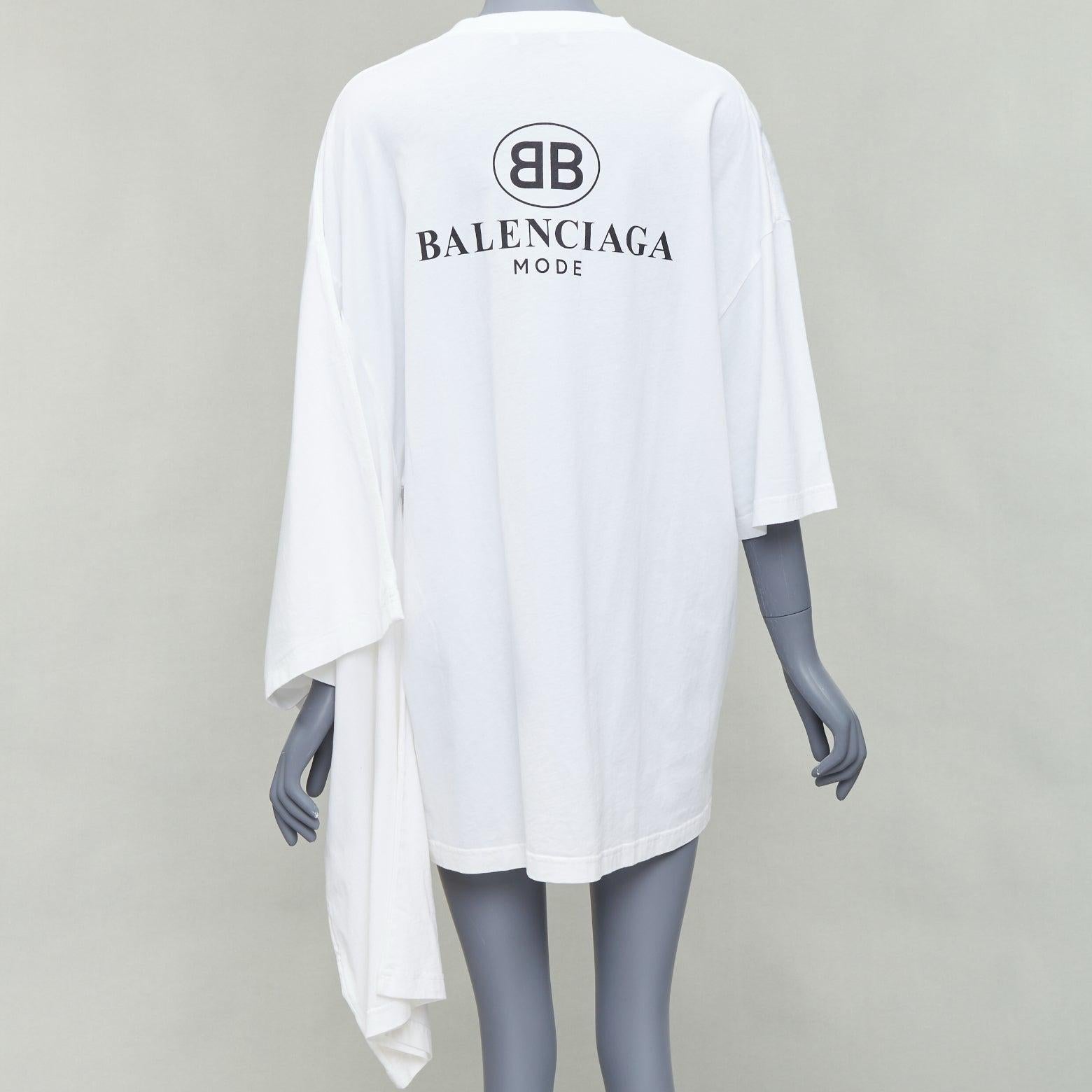 BALENCIAGA Demna 2017 white BB mode logo kimono sleeve tshirt S
Reference: NKLL/A00291
Brand: Balenciaga
Designer: Demna
Collection: 2017
Material: Cotton
Color: White, Black
Pattern: Logomania
Closure: Slip On
Extra Details: Asymmetric