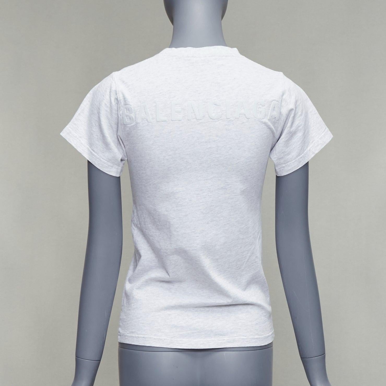Balenciaga Demna 2018, tshirt grigia con logo ricamato sul retro XS
Riferimento: YIKK/A00112
Marchio: Balenciaga
Designer: Demna
Collezione: 2018
Materiale: Cotone
Colore: Grigio
Modello: Tinta unita
Chiusura: Pullover
Dettagli extra: Grande logo