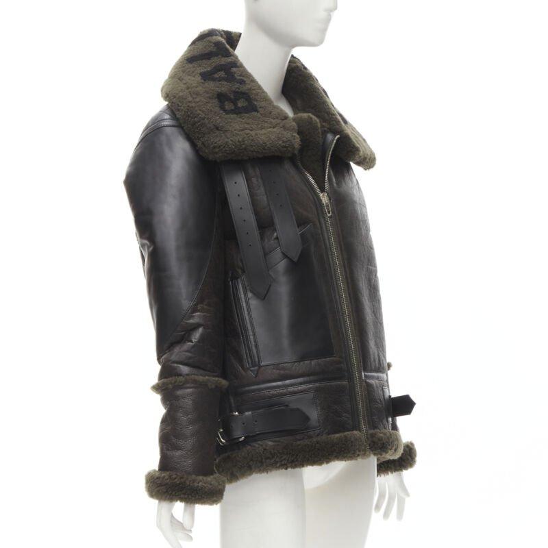 BALENCIAGA Demna 2018 Runway Le Bombardier green shearling aviator jacket XS
Reference: TGAS/C01418
Brand: Balenciaga
Designer: Demna
Model: Le Bombardier
Collection: 2018 - Runway
Material: Leather
Color: Green
Pattern: Solid
Closure: Zip
Lining: 