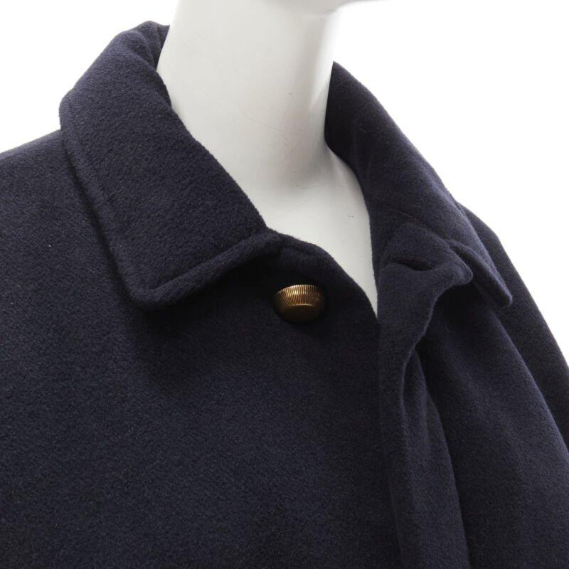 Balenciaga DEMNA 2019 cappotto cocoon con bottoni in oro antico e cammello, FR38 M.
Riferimento: TGAS/C01409
Marchio: Balenciaga
Designer: Demna
Model No: 583799
Collezione: 2019
Materiale: Cammello, Poliammide
Colore: Marina Militare
Modello: Tinta