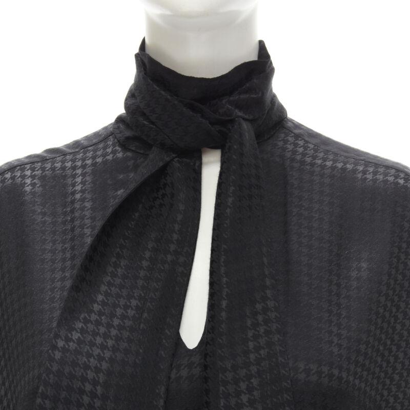 BALENCIAGA DEMNA 2020 black acetate crepe tie neck oversized blouse FR36 S
Reference: KEDG/A00152
Brand: Balenciaga
Designer: Demna
Collection: 2020
Material: Viscose, Blend
Color: Black
Pattern: Houndstooth
Extra Details: Tie neck pussy bow.