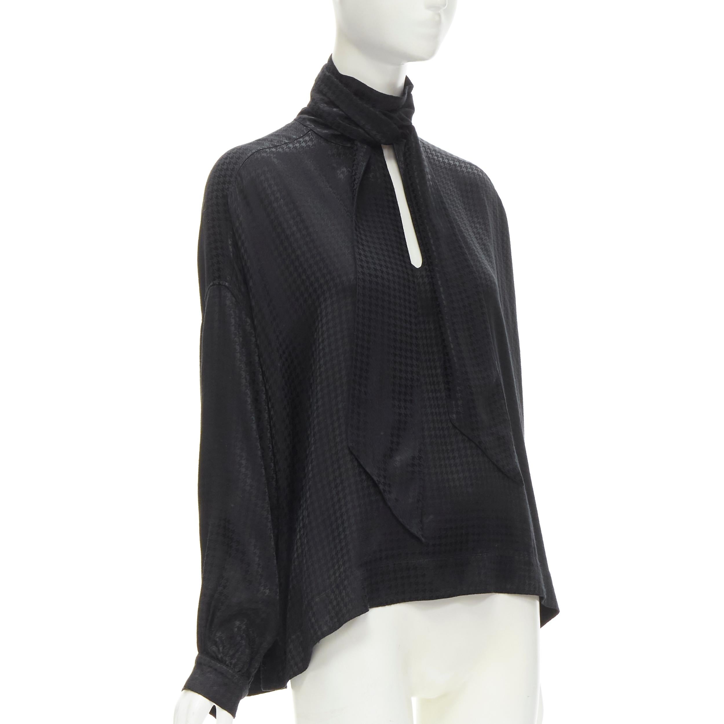 BALENCIAGA DEMNA 2020 Übergroße Bluse aus schwarzem Acetatkrepp mit Krawattenausschnitt FR36 S (Schwarz) im Angebot