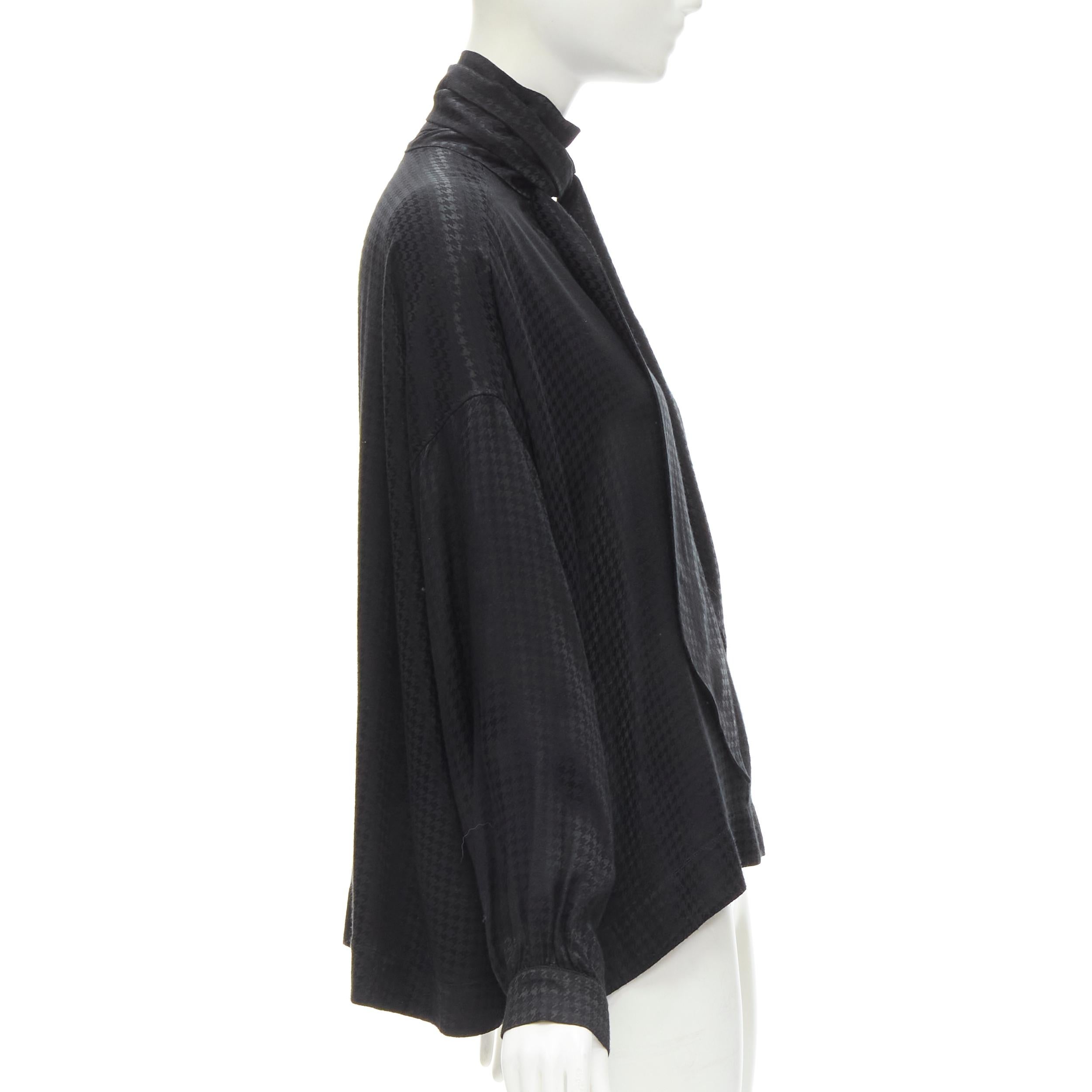 BALENCIAGA DEMNA 2020 Übergroße Bluse aus schwarzem Acetatkrepp mit Krawattenausschnitt FR36 S im Zustand „Hervorragend“ im Angebot in Hong Kong, NT