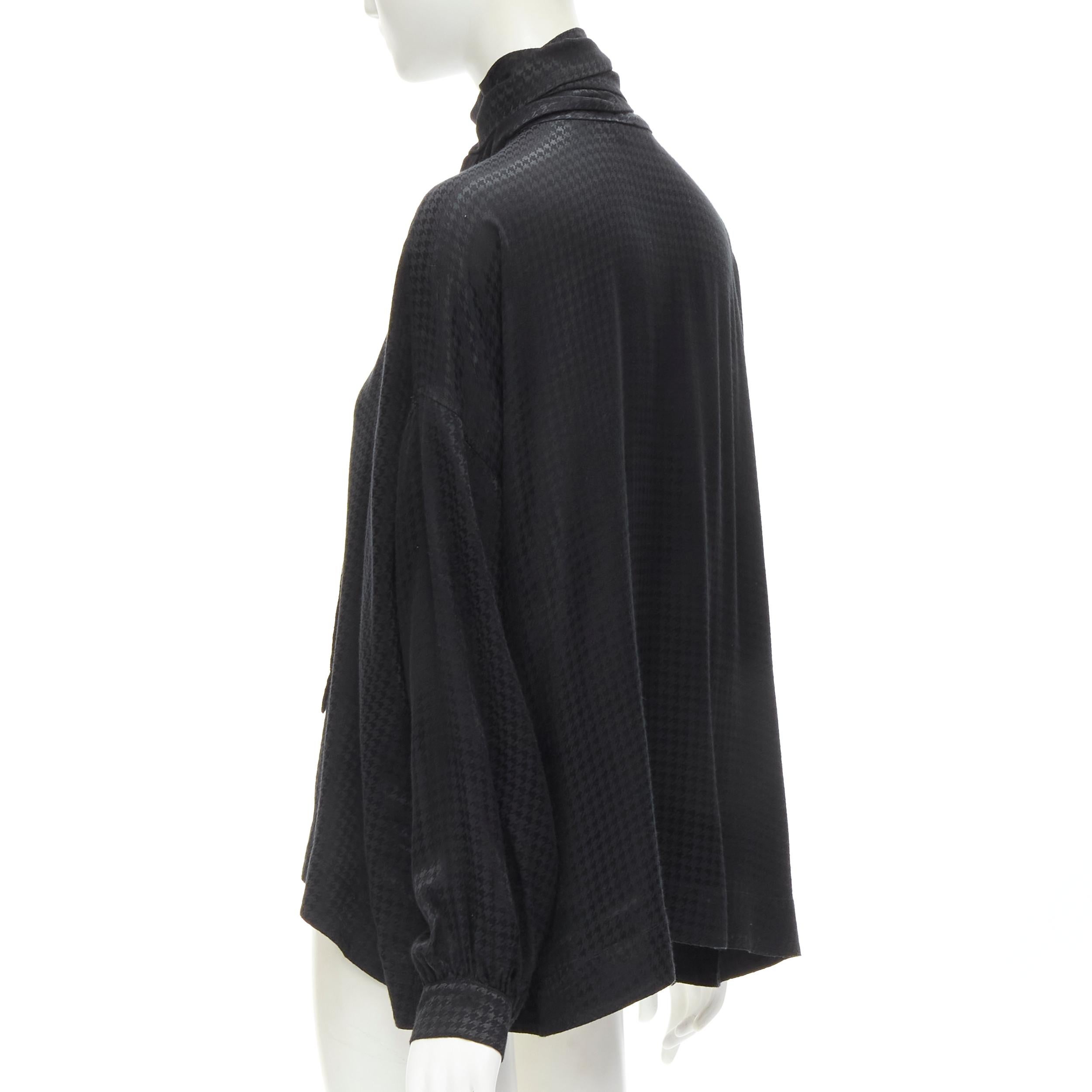 BALENCIAGA DEMNA 2020 Übergroße Bluse aus schwarzem Acetatkrepp mit Krawattenausschnitt FR36 S im Angebot 1