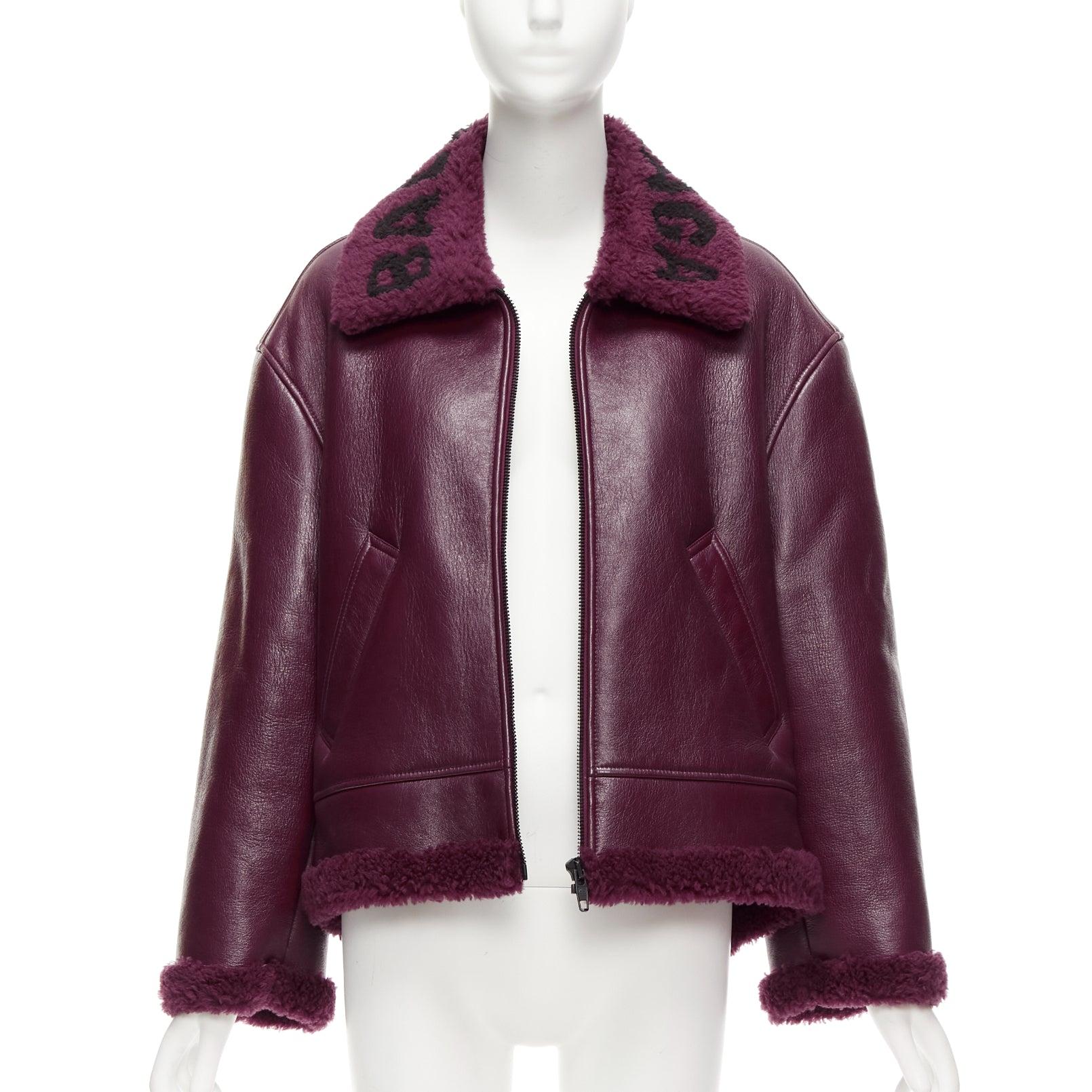 BALENCIAGA Demna 2020 bordeaux logo shearling cocooner veste Bombardier FR34 XS Neuf - En vente à Hong Kong, NT