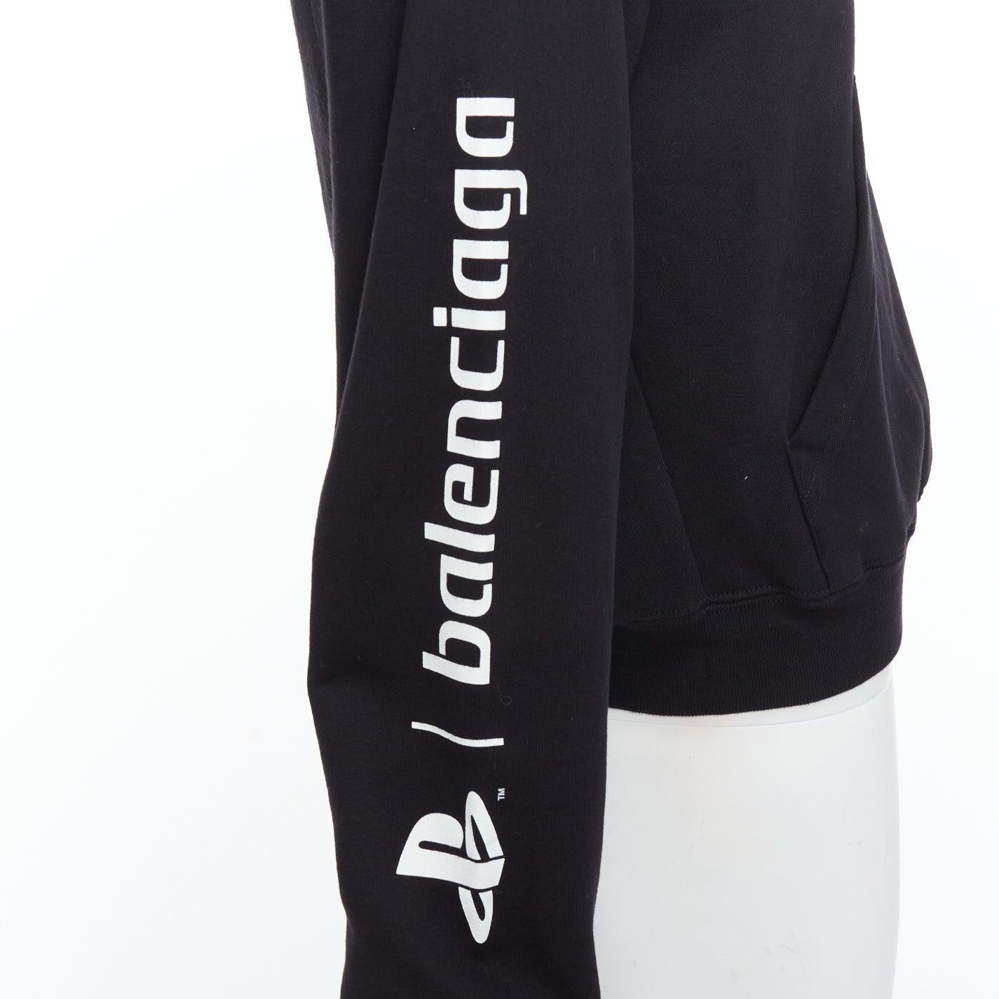 BALENCIAGA Demna 2021 black cotton PS5 logo fitted cropped hoodie M
Reference: TGAS/E00028
Brand: Balenciaga
Designer: Demna
Collection: 2021 PS5
Material: Cotton
Color: Black, White
Pattern: Solid
Closure: Pullover
Extra Details: The Balenciaga x