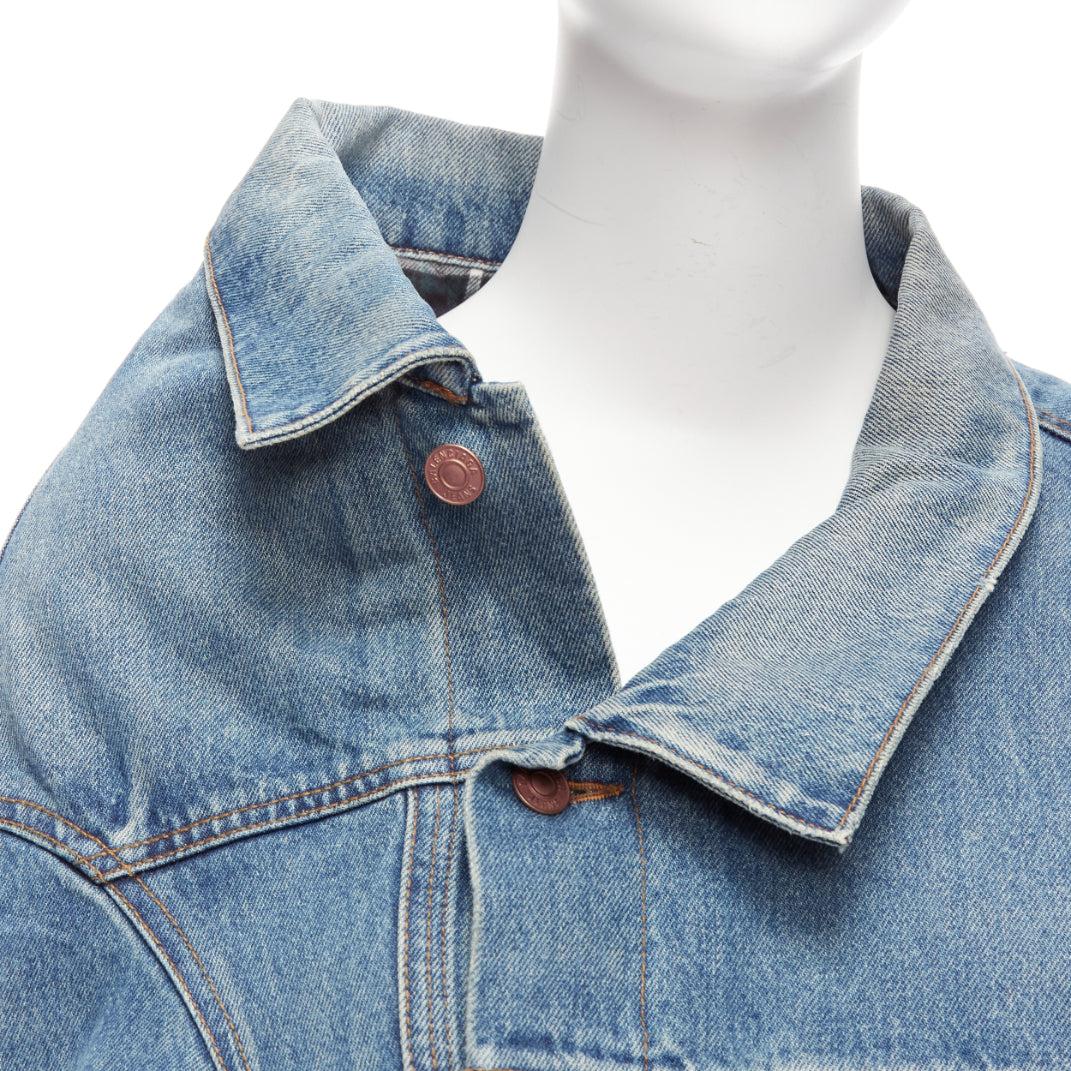 BALENCIAGA Demna 2021 blue washed denim off shoulder deconstructed jacket L
Reference: TGAS/E00015
Brand: Balenciaga
Designer: Demna
Model: 662747
Collection: 2021
Material: Cotton
Color: Blue
Pattern: Washed
Closure: Button
Lining: Multicolour