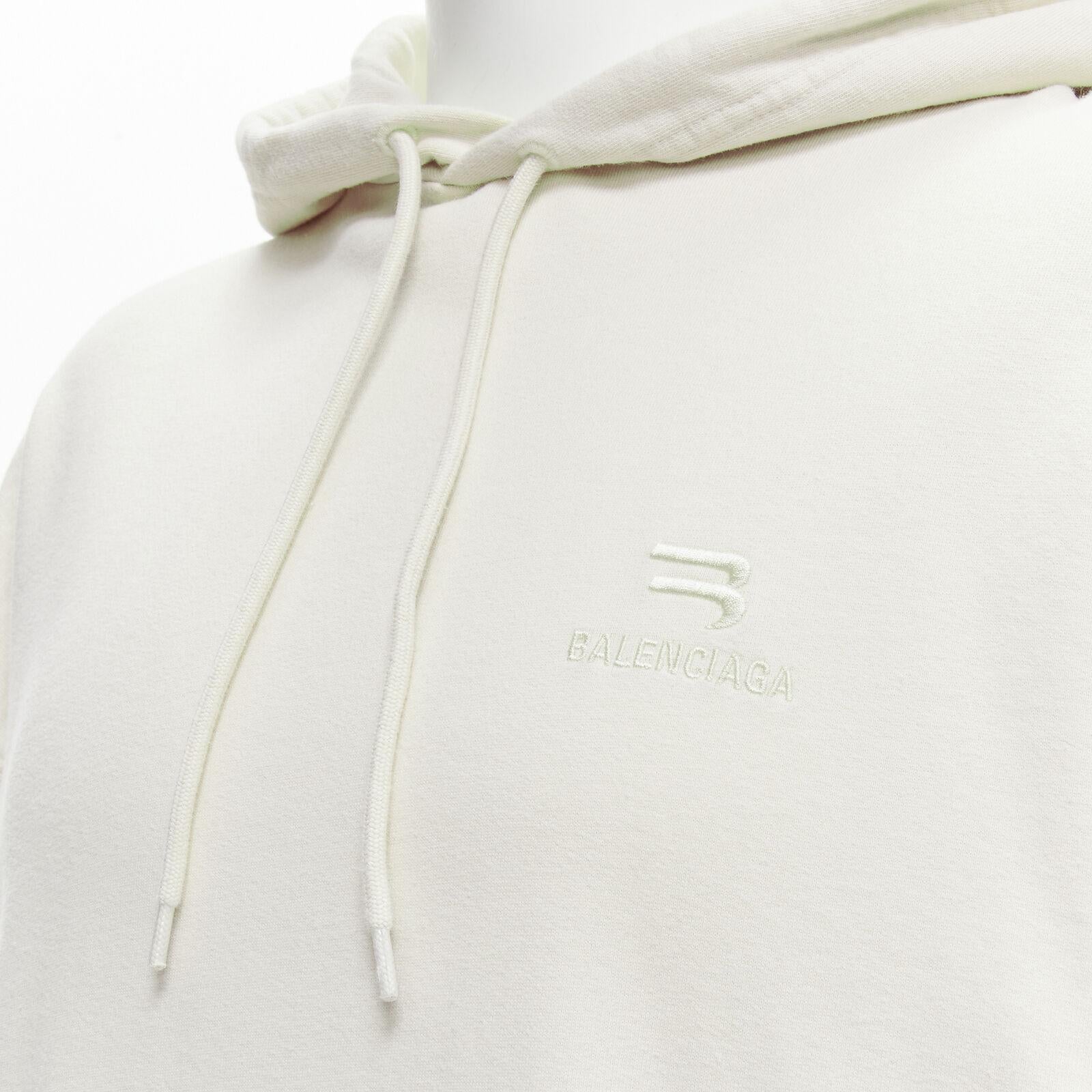 BALENCIAGA Demna 2021 Felpa con cappuccio oversize in cotone ecru con ricamo logo L
Riferimento: KEDG/A00232
Marchio: Balenciaga
Designer: Demna
Collezione: 2021
Materiale: Cotone
Colore: Ecru
Modello: Tinta unita
Chiusura: Coulisse
Dettagli extra:
