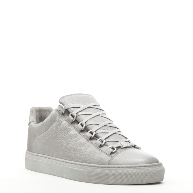 BALENCIAGA DEMNA Arena Pyrite Grey grained leather low top sneakers EU41 US8
Reference: TGAS/C00423
Brand: Balenciaga
Designer: Demna
Model: 565558 WA2NO 1230
Material: Leather
Color: Grey
Pattern: Solid
Closure: Lace Up
Lining:  Leather
Extra