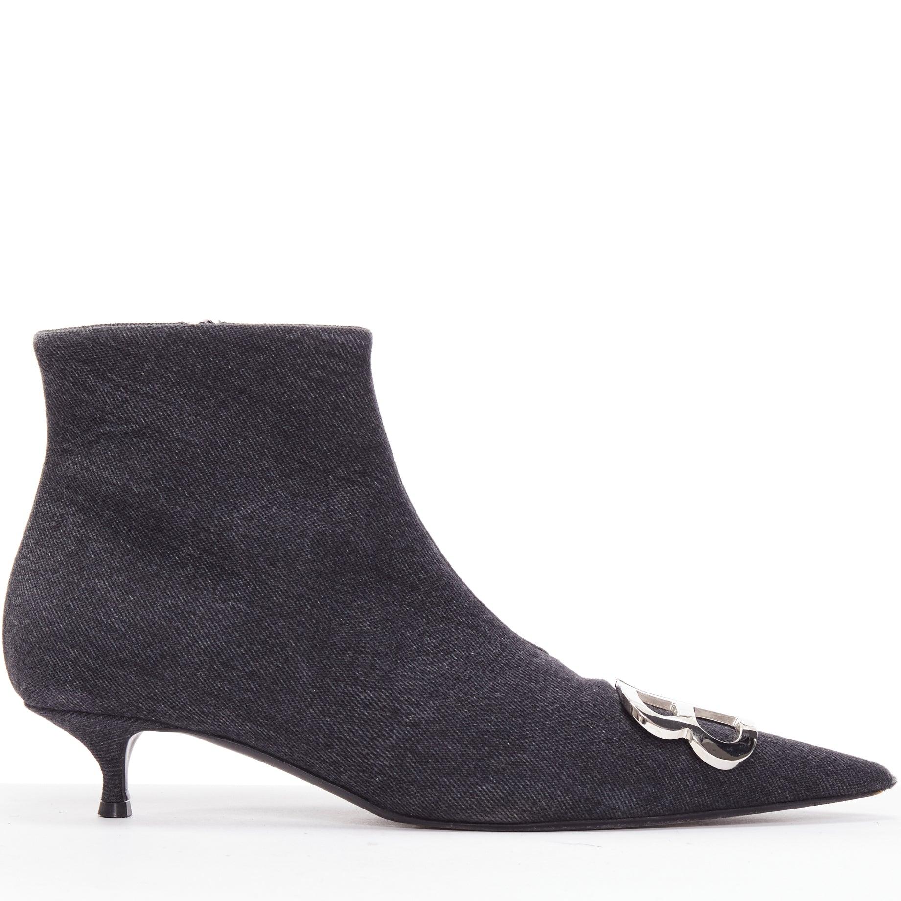 BALENCIAGA Demna BB Knife botines vaqueros grises EU38.5
Referencia: KEDG/A00294
Marca: Balenciaga
Diseñadora: Demna
Model No: Cuchillo BB
Material: Denim
Color: Gris, Plata
Patrón: Sólido
Cierre: cremallera
Forro: Piel negra
Detalles adicionales:
