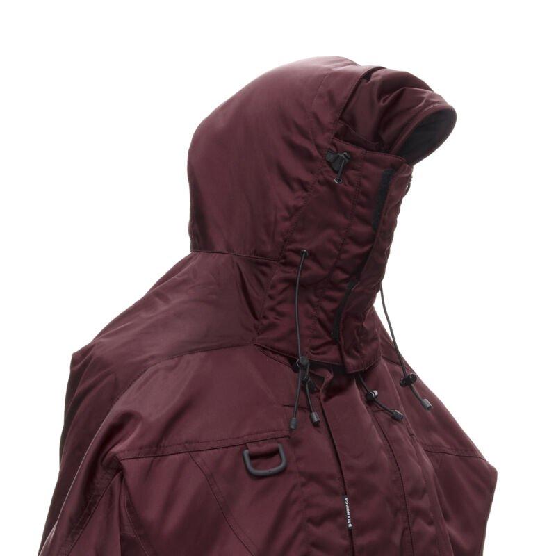 BALENCIAGA - Veste de ski matelassée surdimensionnée Demna rouge bordeaux à capuche
Référence : CNTG/A00006
Marque : Balenciaga
Designer : Demna
Couleur : Bourgogne, Noir
Motif : Solide
Fermeture : Zip
Doublure :  Entièrement doublé
Détails