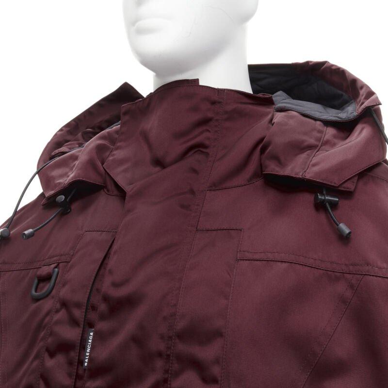BALENCIAGA - Veste de ski matelassée surdimensionnée Demna rouge bordeaux à capuche en vente 2