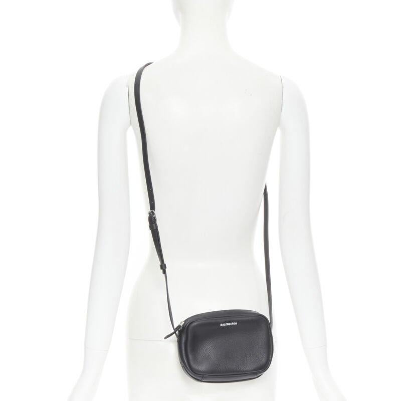 BALENCIAGA Demna Everyday Camera XS black leather logo print crossbody bag
Reference: TGAS/B01352
Brand: Balenciaga
Designer: Demna
Model: Everyday Camera Bag XS
Material: Leather
Color: Black
Pattern: Solid
Closure: Zip
Lining:  Leather
Extra