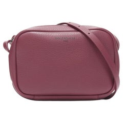 BALENCIAGA Demna Everyday Camera XS Burgunderrote Logo Kamera-Umhängetasche