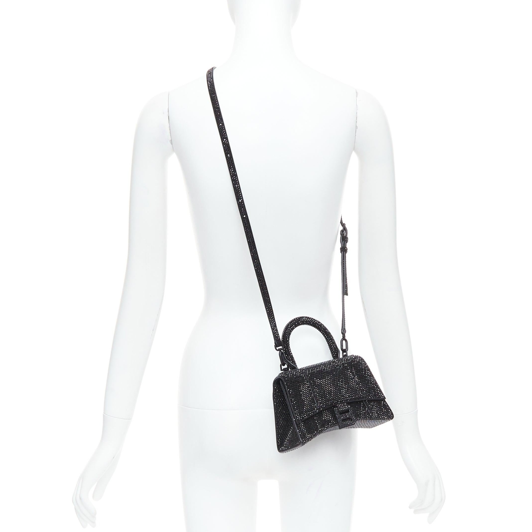 BALENCIAGA Demna Sanduhr XS Crossbody Bag aus schwarzem Strass-Kristallleder
Referenz: LNKO/A02467
Marke: Balenciaga
Designer: Demna
Modell: Sanduhr XS
Gesehen bei: Kim Kardashian
MATERIAL: Leder
Farbe: Schwarz
Muster: Solide
Verschluss: