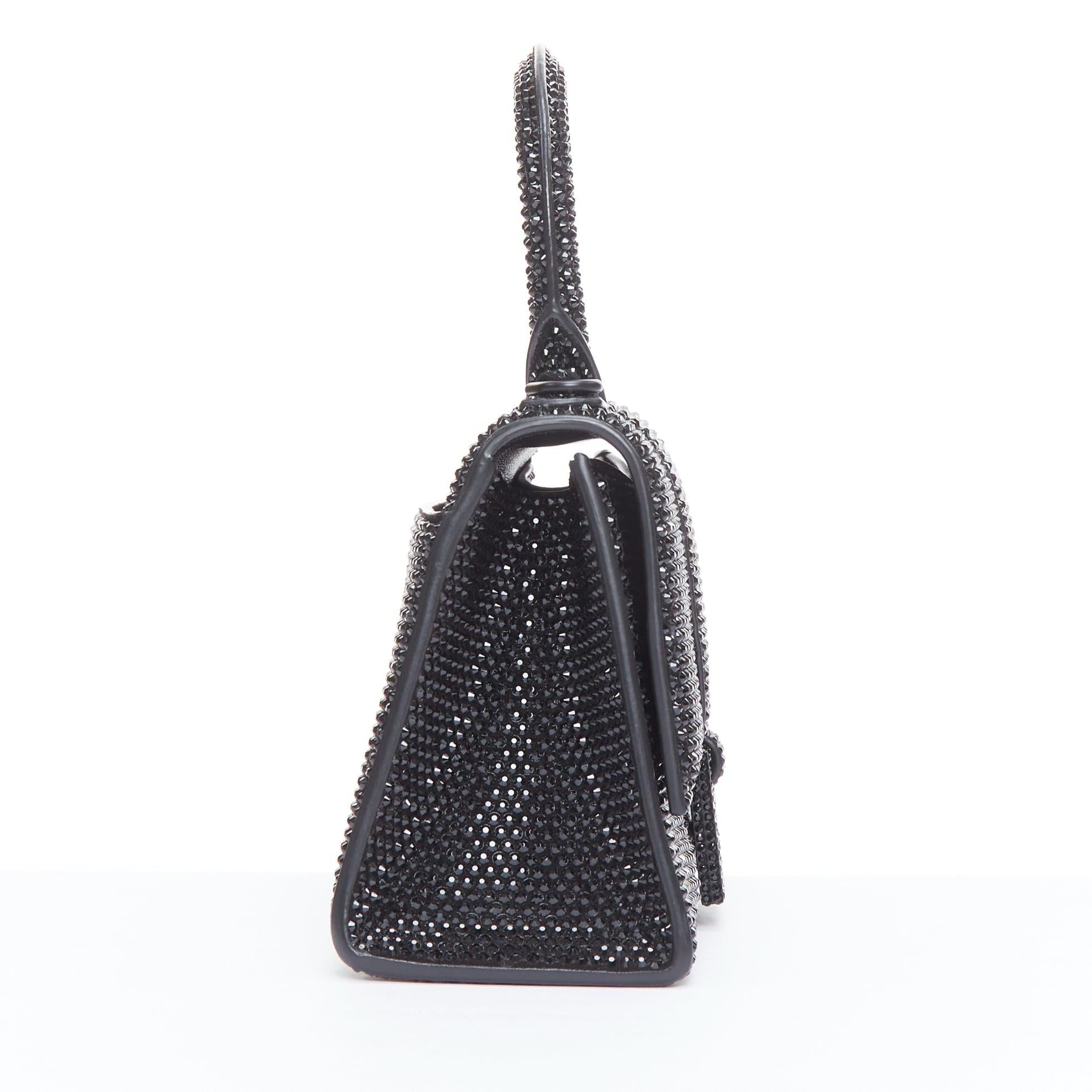 BALENCIAGA Demna Sanduhr XS Crossbody Bag aus schwarzem Strass-Kristallleder im Zustand „Hervorragend“ im Angebot in Hong Kong, NT