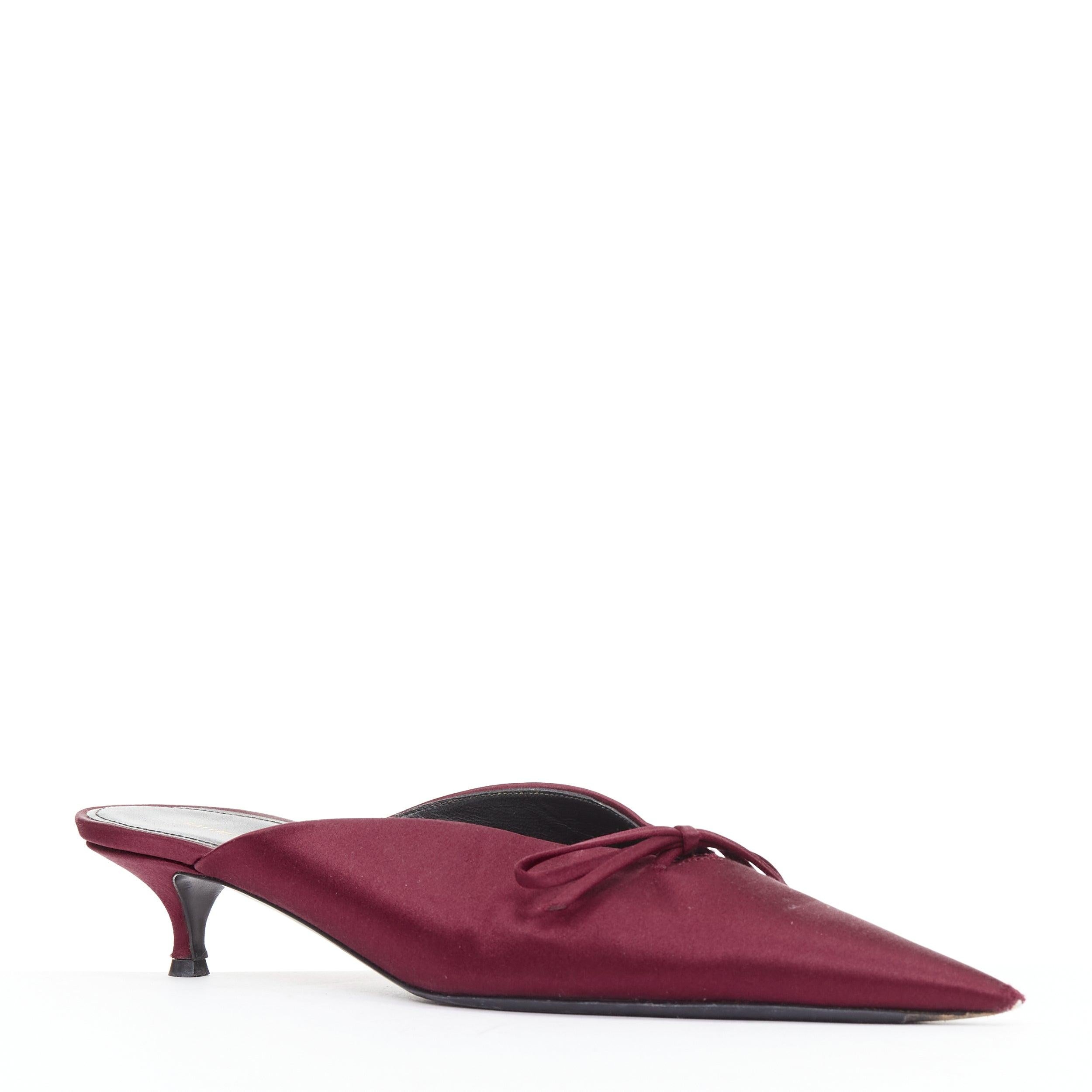 BALENCIAGA Demna Knife Mules burgundy satin bow pointy kitten heels EU38.5
Reference: CNPG/A00125
Brand: Balenciaga
Designer: Demna
Model: Knife Mules
Material: Satin
Color: Burgundy
Pattern: Solid
Closure: Slip On
Lining: Black Leather
Made in: