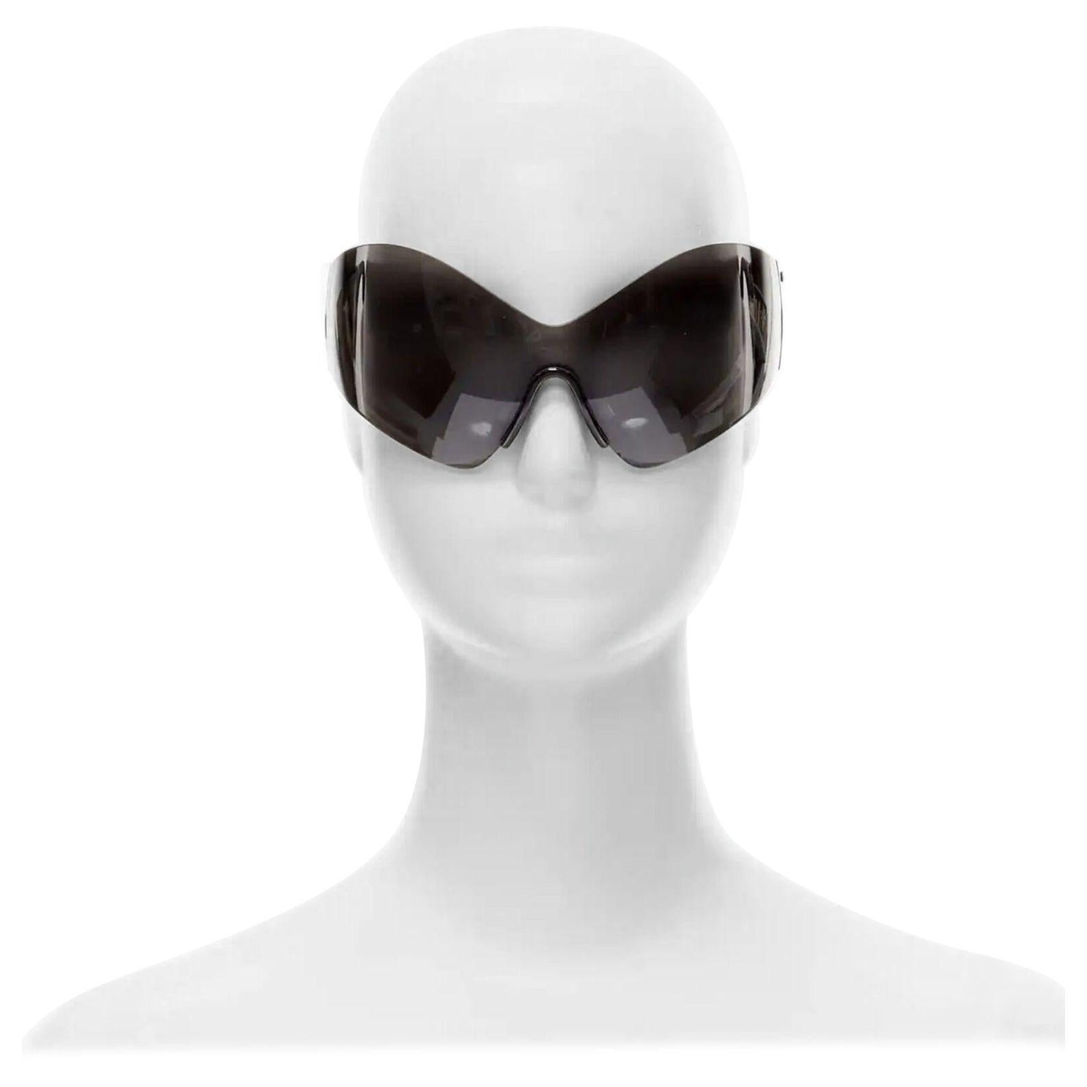 BALENCIAGA DEMNA Máscara de Pasarela Mariposa escudo negro gafas de sol Kardashian en venta