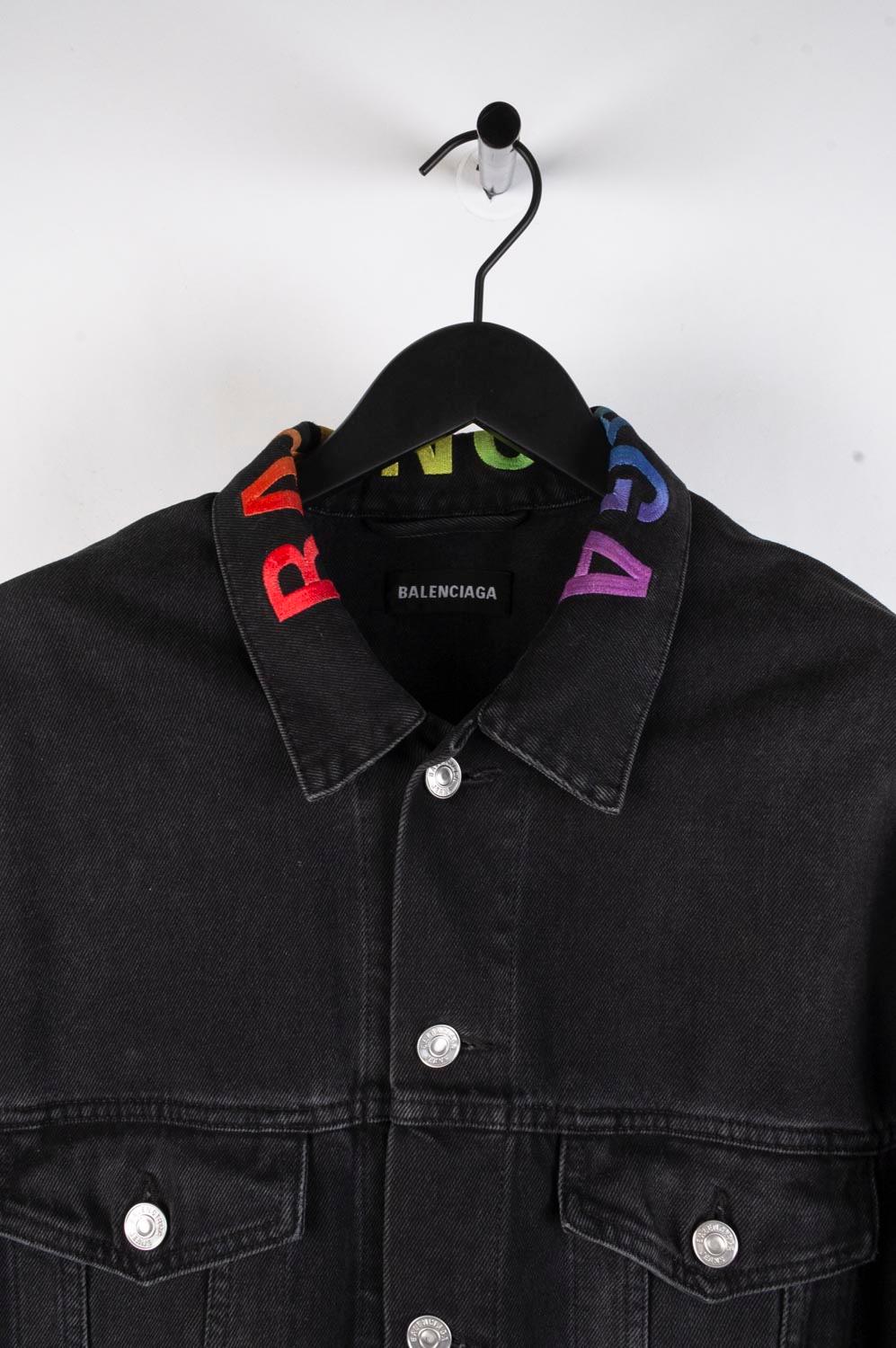 Item for sale is 100% genuine Balenciaga Denim Men Jacket, S469
Color: Black
(An actual color may a bit vary due to individual computer screen interpretation)
Material: 100% cotton
Tag size: 44  runs Large
This jacket is great quality item. Rate 9