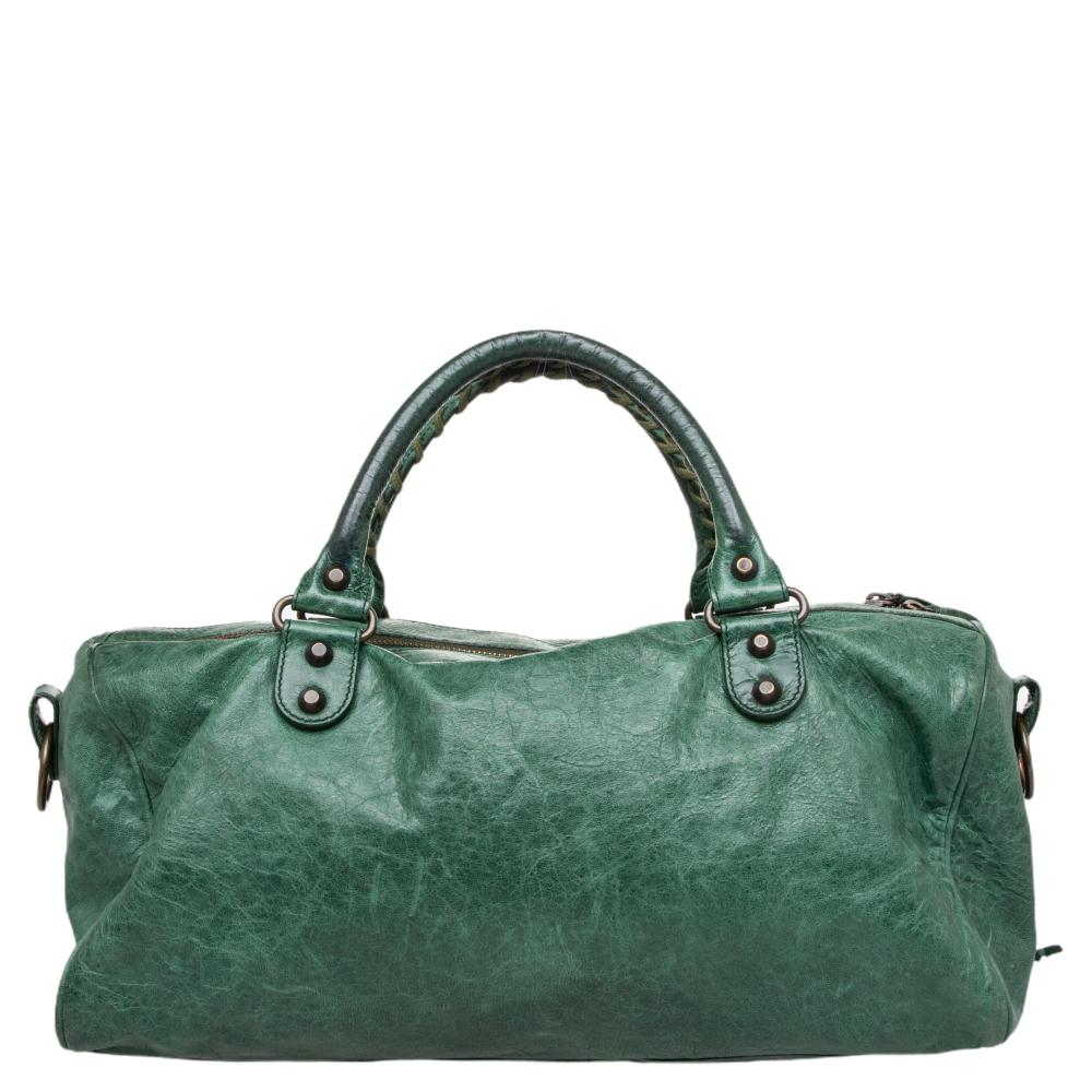 Wir präsentieren Ihnen eine stilvolle Ledertasche, die Sie in dieser und den folgenden Saisons nicht mehr missen möchten. Das gut gefütterte Innere dieser Handtasche bietet reichlich Platz für all Ihre wichtigen Dinge. Diese smaragdgrüne