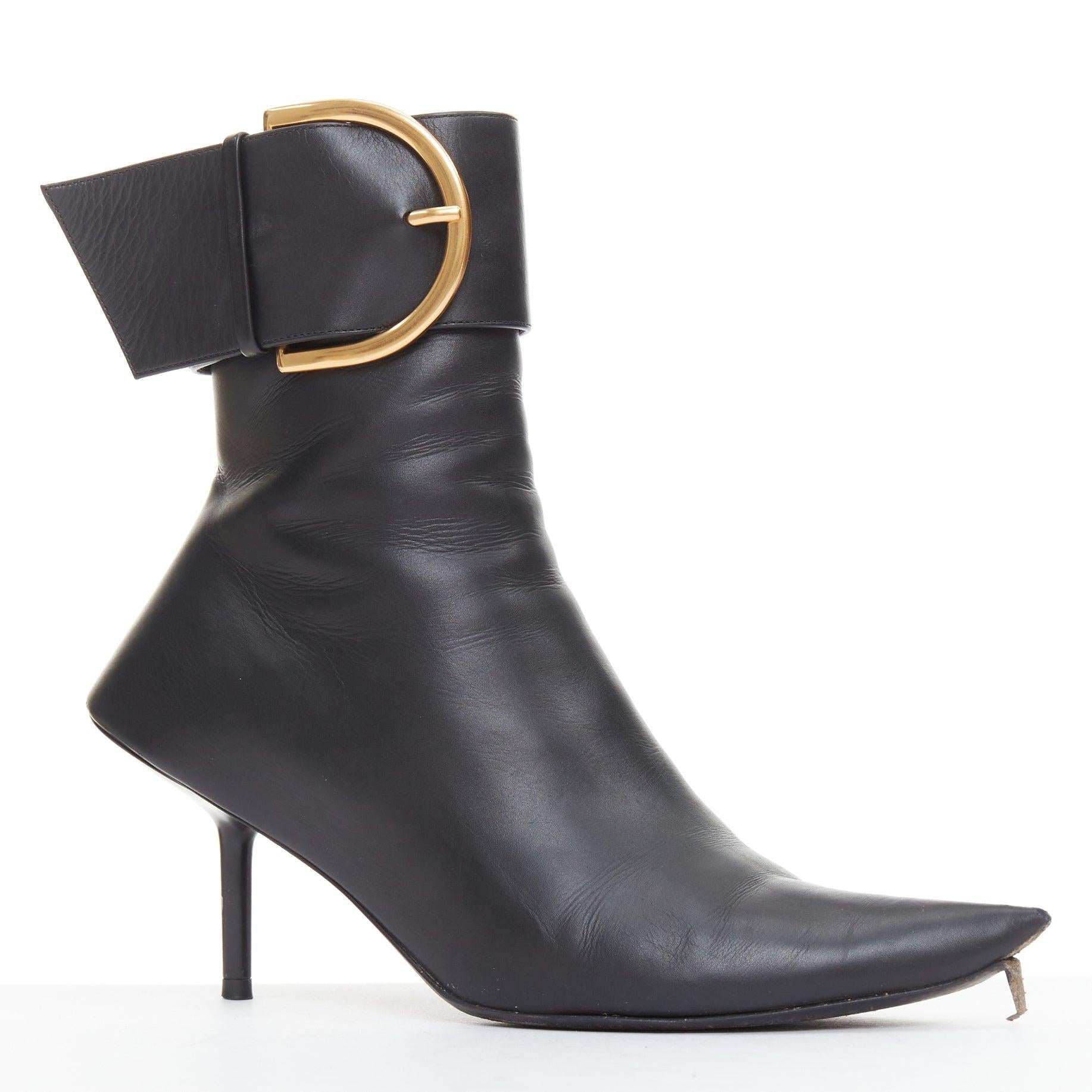 BALENCIAGA Essex 80 botines de piel negra con hebilla dorada EU36
Referencia: TGAS/F00158
Marca: Balenciaga
Diseñadora: Demna
Model No: Essex 80mm
Material: Piel
Color: negro, dorado
Patrón: Sólido
Cierre: cremallera
Forro: Piel negra
Detalles