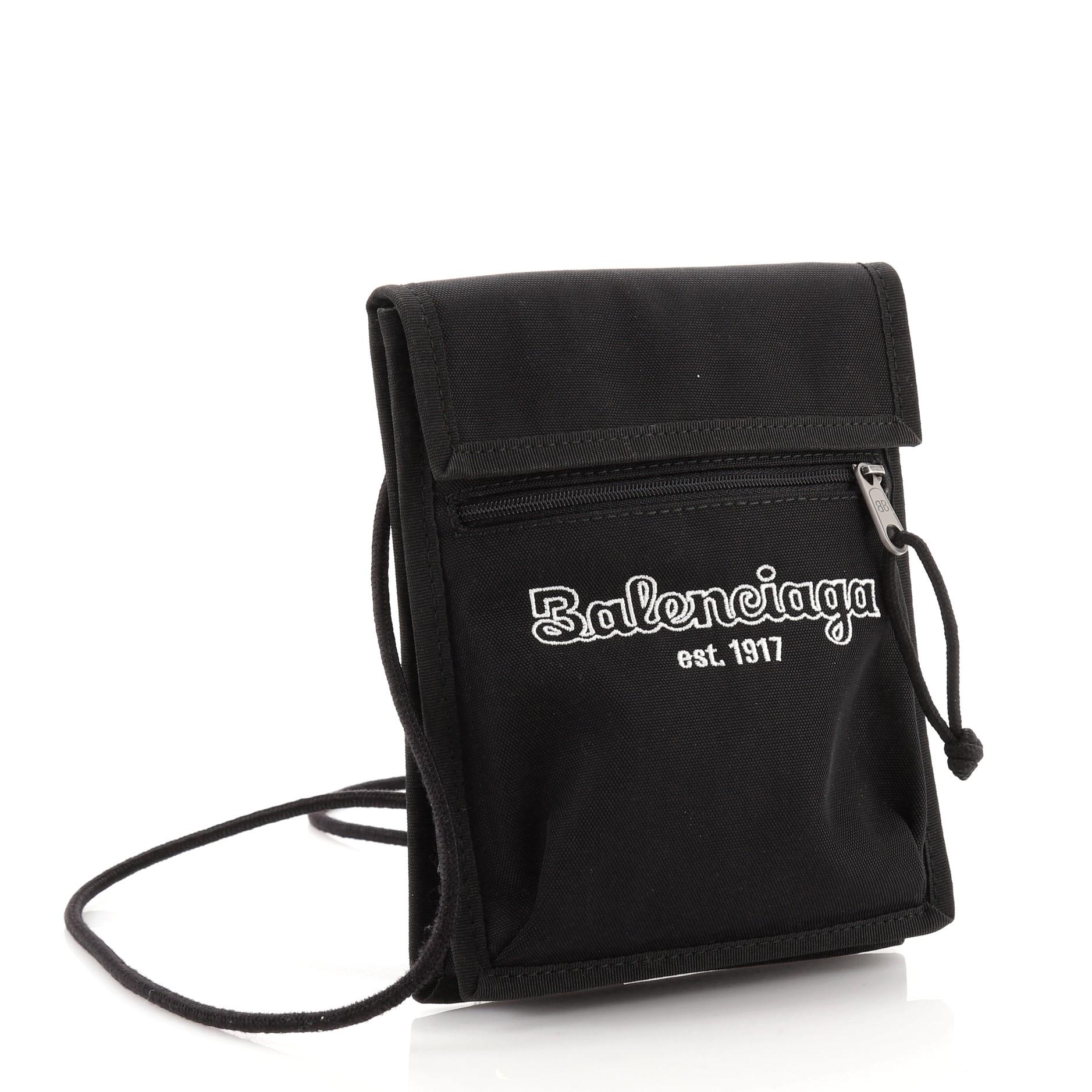 Balenciaga Est. 1917 Explorer Strap Pouch Besticktes Nylon (Schwarz)