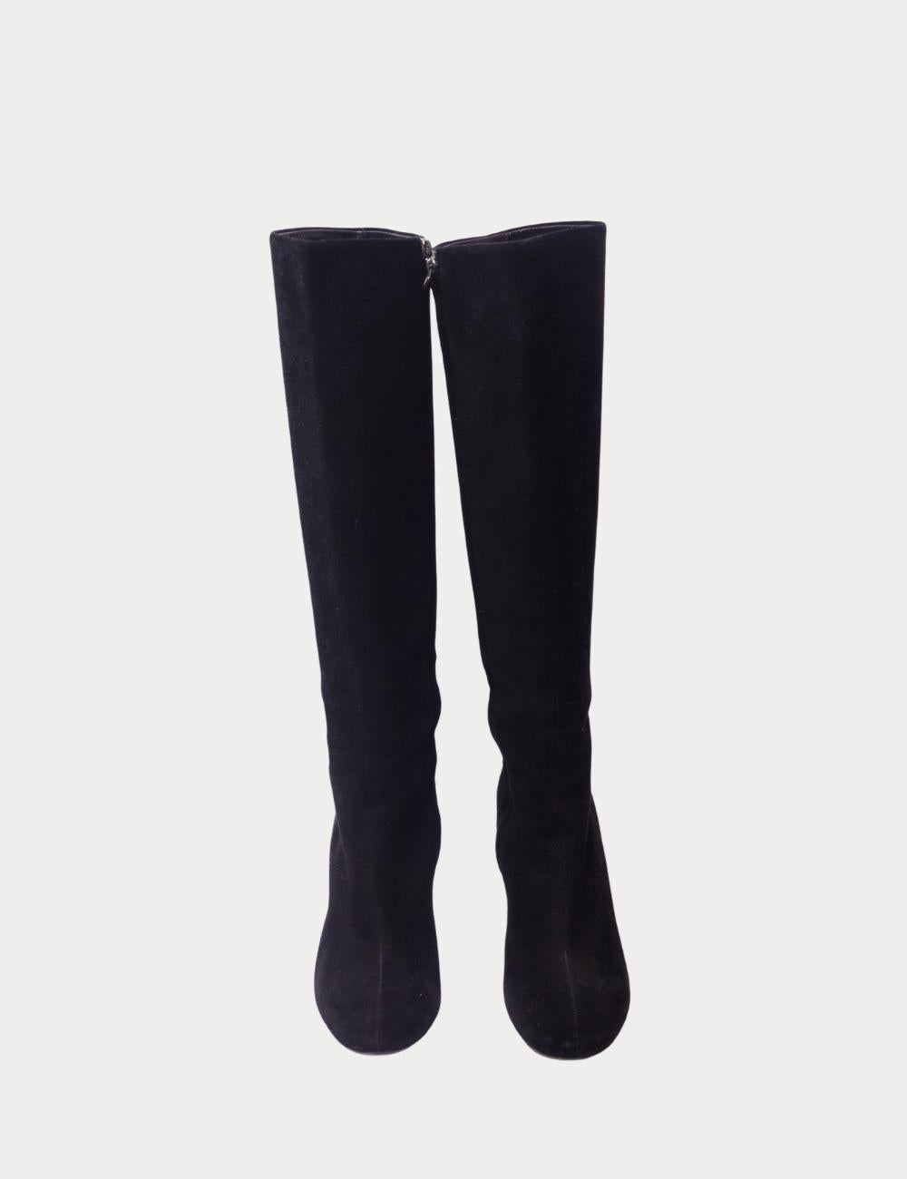 Botas de tacón de aguja de ante negro Balenciaga

Sofisticadas y elegantes, estas botas hasta la rodilla de ante negro de Balenciaga reflejan la elegancia moderna de la casa con una silueta atemporal. Confeccionadas por expertos en Italia, las botas