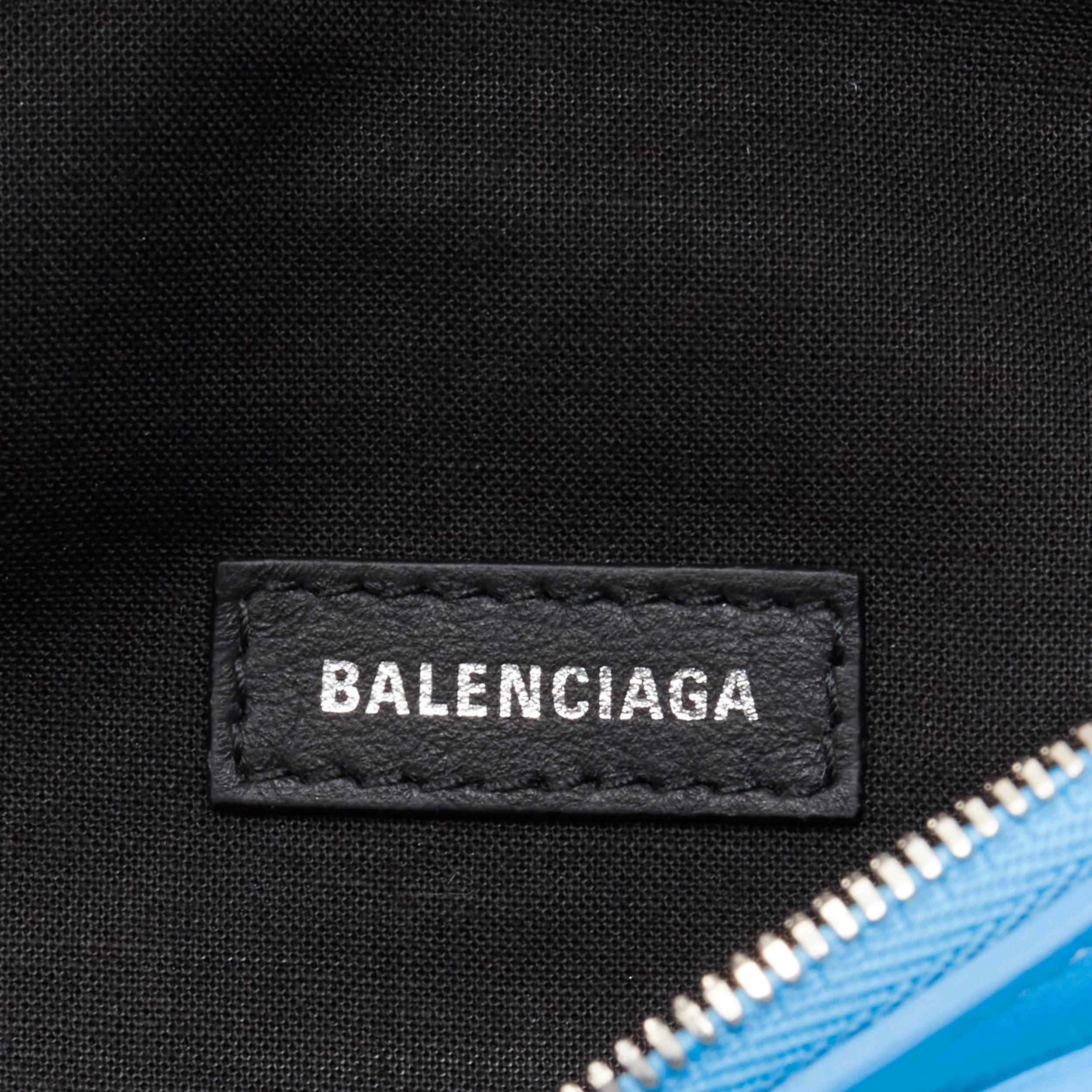 BALENCIAGA Everyday Gürtelpack XS Himmelblaue Crossbody-Tasche aus Leder mit Logodruck im Angebot 5