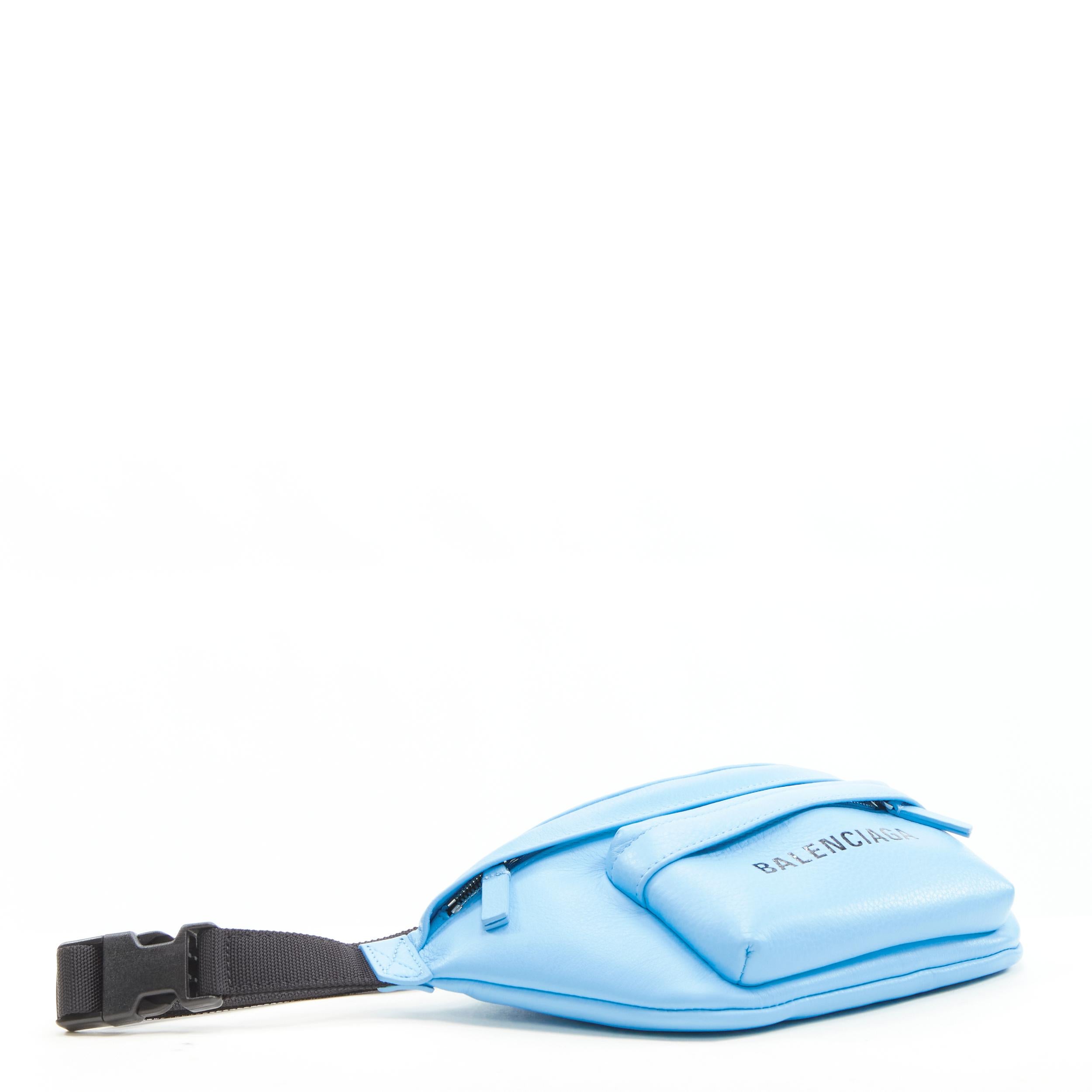BALENCIAGA Everyday Gürtelpack XS Himmelblaue Crossbody-Tasche aus Leder mit Logodruck Damen im Angebot