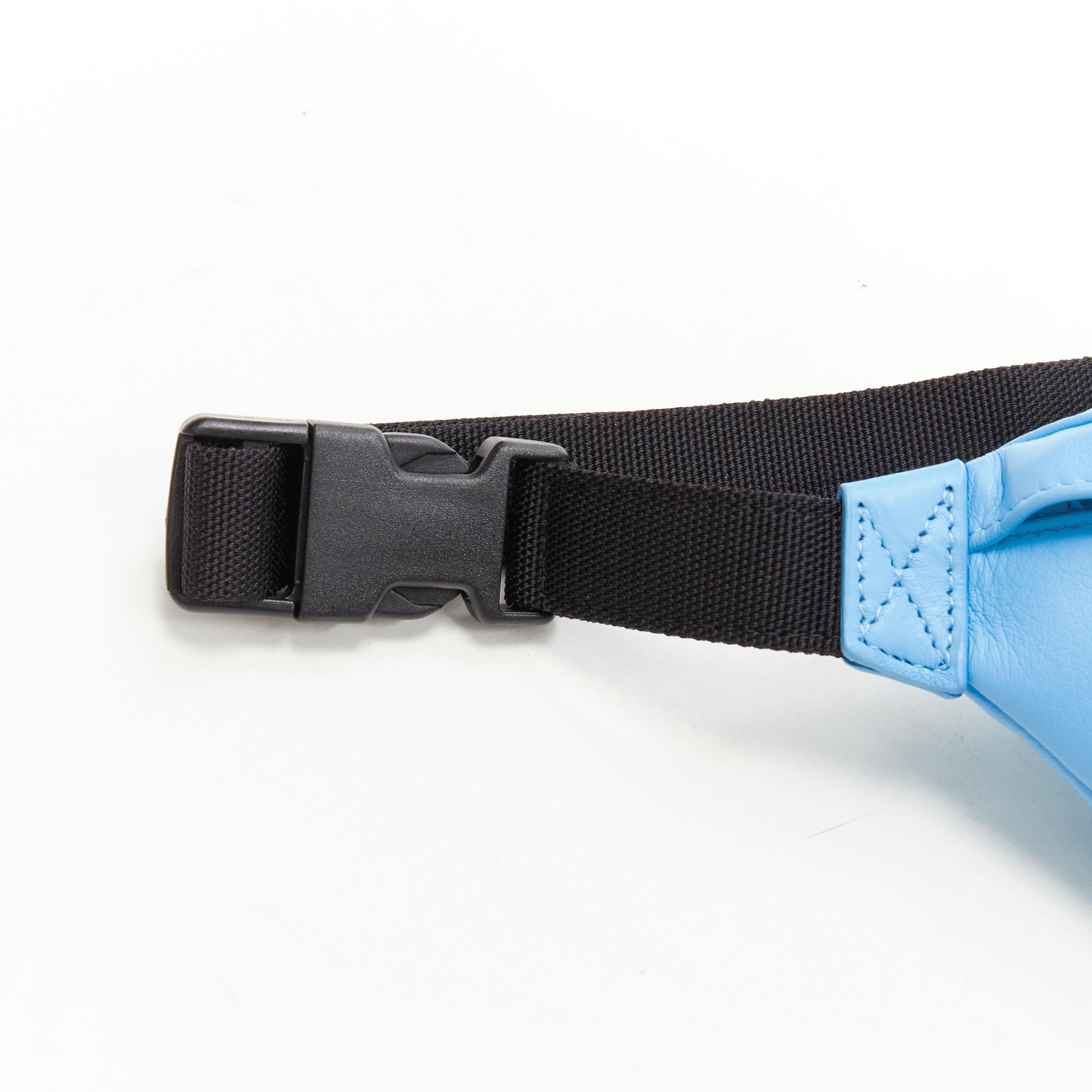 BALENCIAGA Everyday Gürtelpack XS Himmelblaue Crossbody-Tasche aus Leder mit Logodruck im Angebot 2