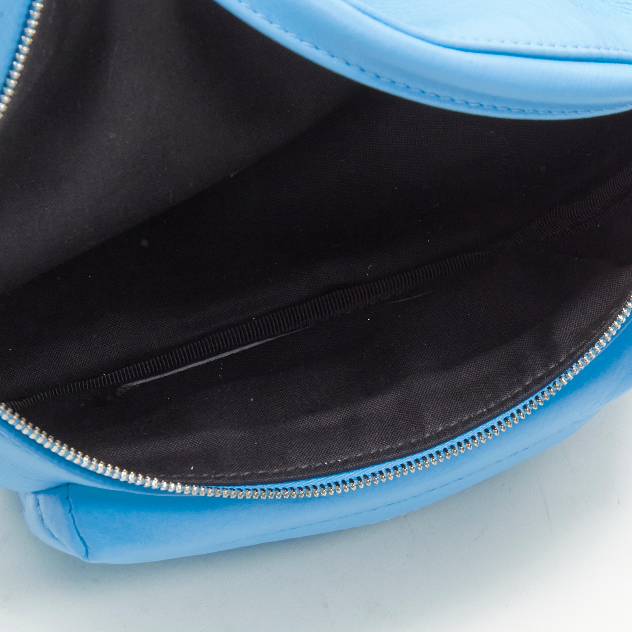 BALENCIAGA Everyday Gürtelpack XS Himmelblaue Crossbody-Tasche aus Leder mit Logodruck im Angebot 3