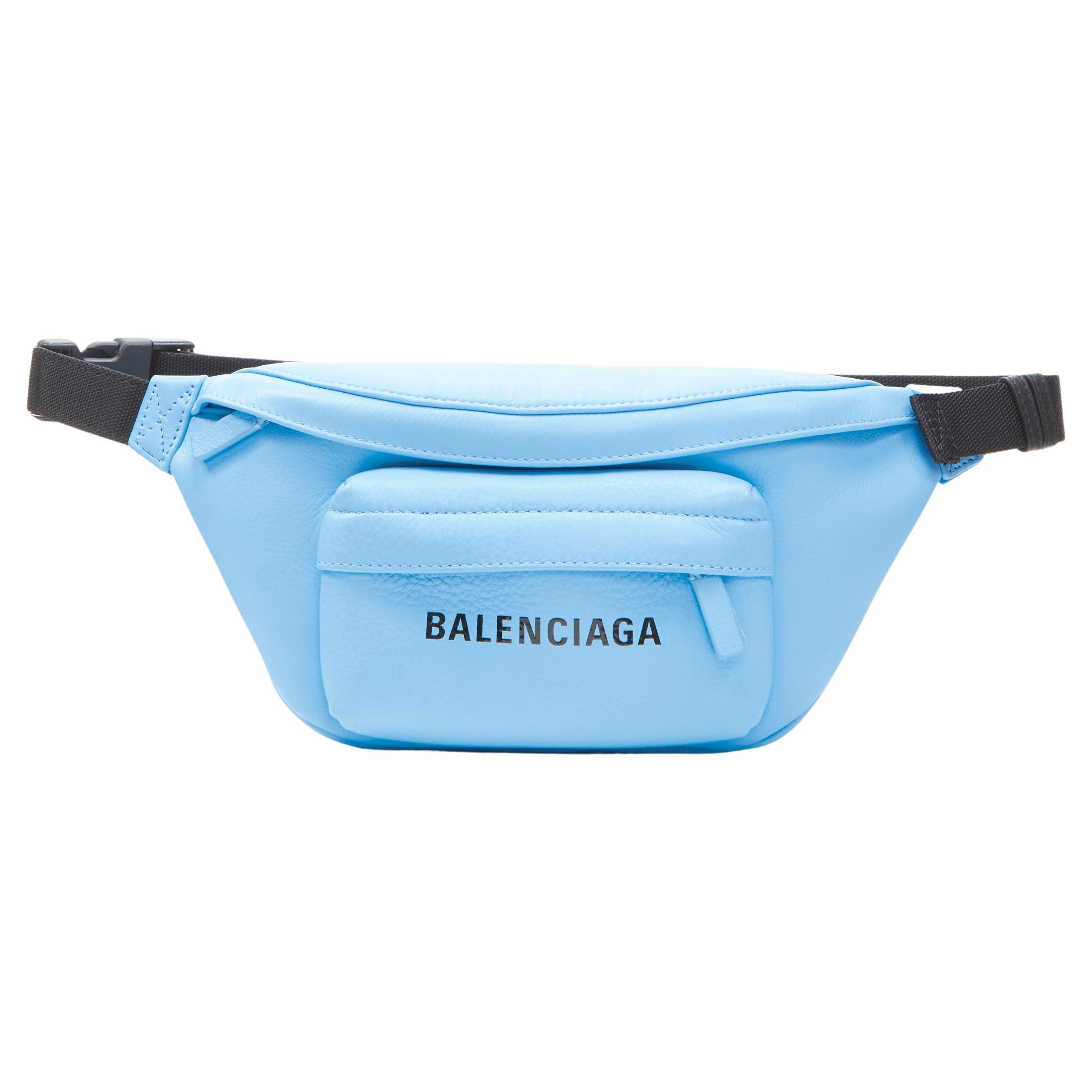 BALENCIAGA Everyday Gürtelpack XS Himmelblaue Crossbody-Tasche aus Leder mit Logodruck im Angebot